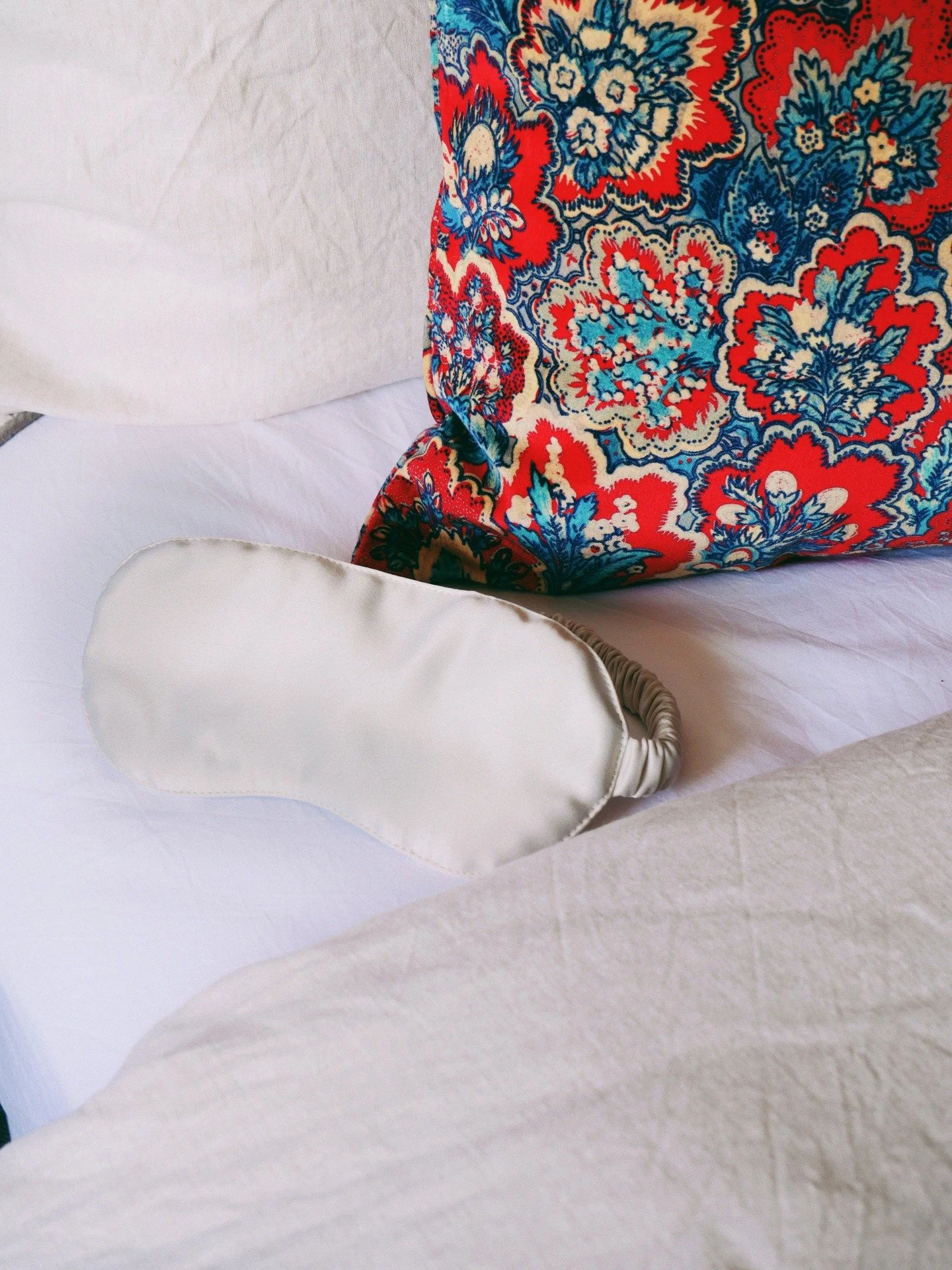 Redescubra o prazer de um sono verdadeiramente reparador ✨

Confeccionada em cetim de toque sedoso, esta m&aacute;scara de dormir envolve os olhos com suavidade, bloqueando a luz e promovendo um descanso profundo.

A tira el&aacute;stica franzida, de