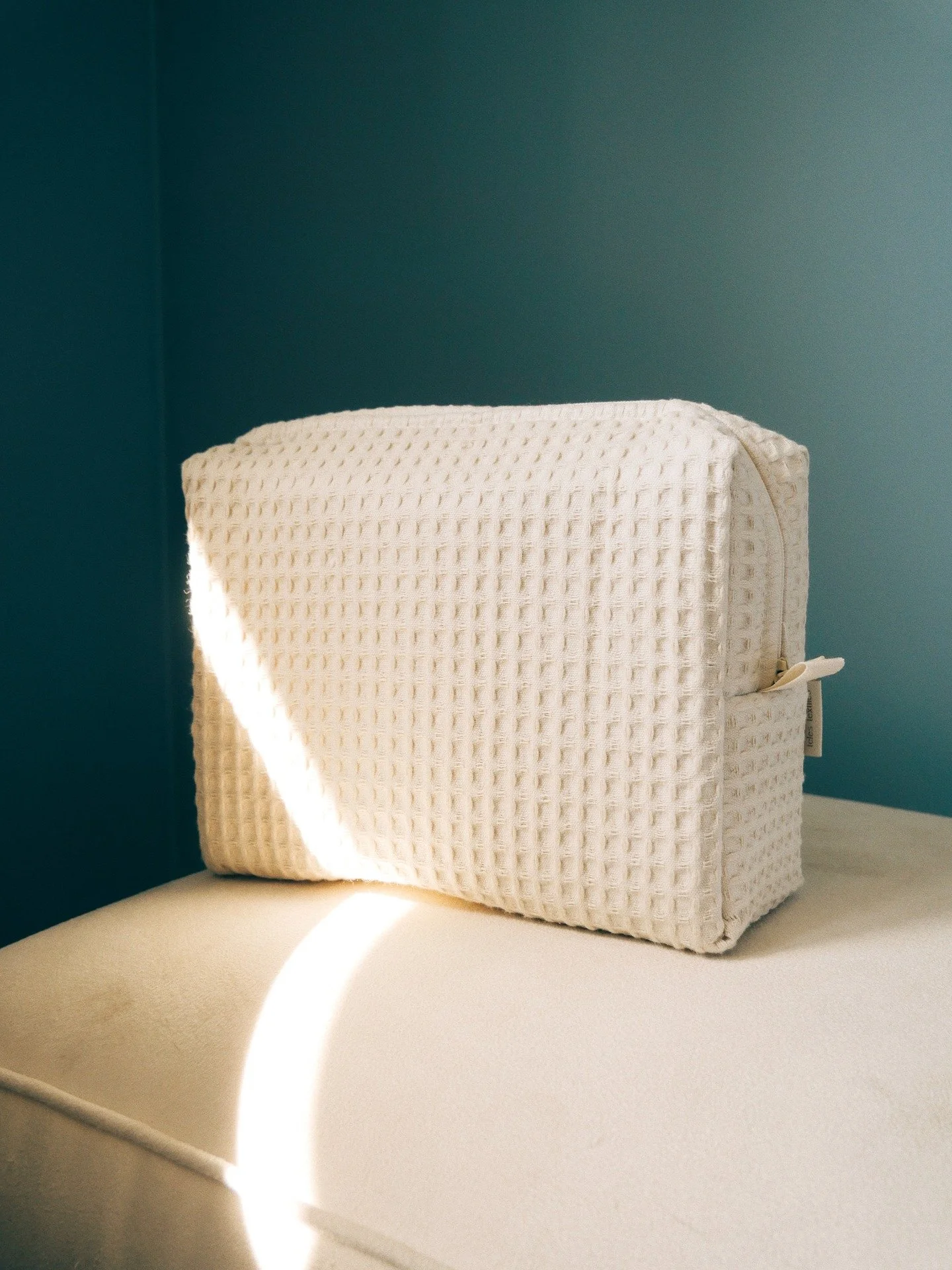 O verdadeiro luxo est&aacute; nos detalhes que despertam os sentidos.

A bolsa necessaire de amenities combina eleg&acirc;ncia, praticidade e sofistica&ccedil;&atilde;o &mdash; criando uma experi&ecirc;ncia que o h&oacute;spede sente, v&ecirc; e reco