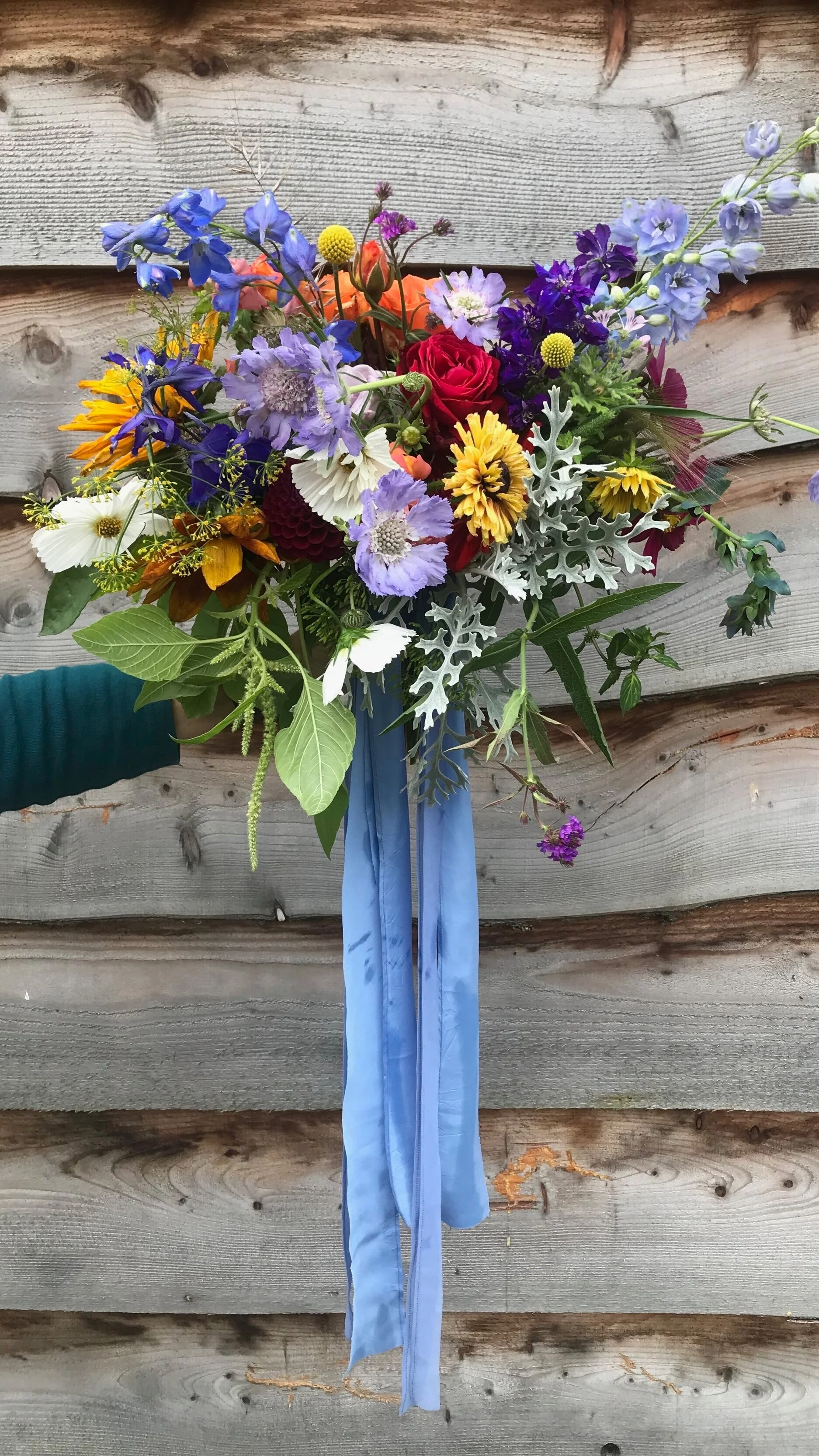 Tomnah'a
bridal bouquet with blue ribbons