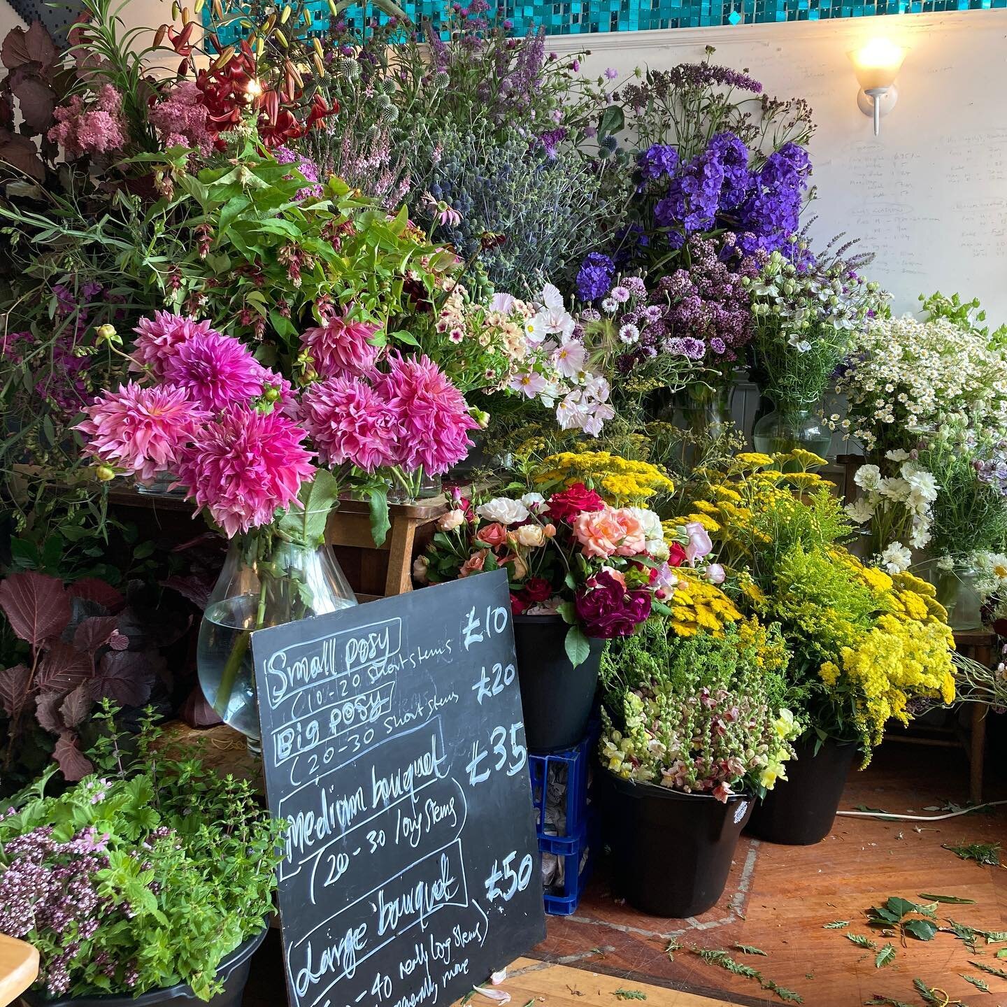 Today! Tomnah&rsquo;a Flowers Pop Up Shop! Looking beautiful and abundant and smells delightful!! With @satisbotanicals @true_north_soapworks @malizedonaldson and @tomnahaflowers 🥳🤩