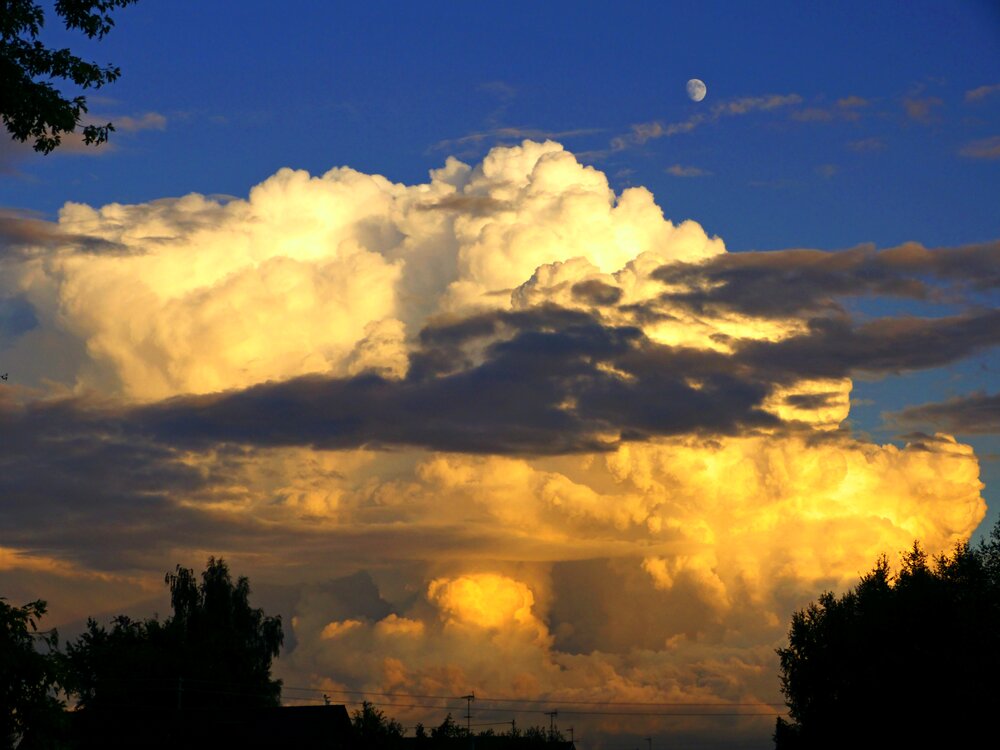 Thunderstorm_With_Moon_-_panoramio.jpg