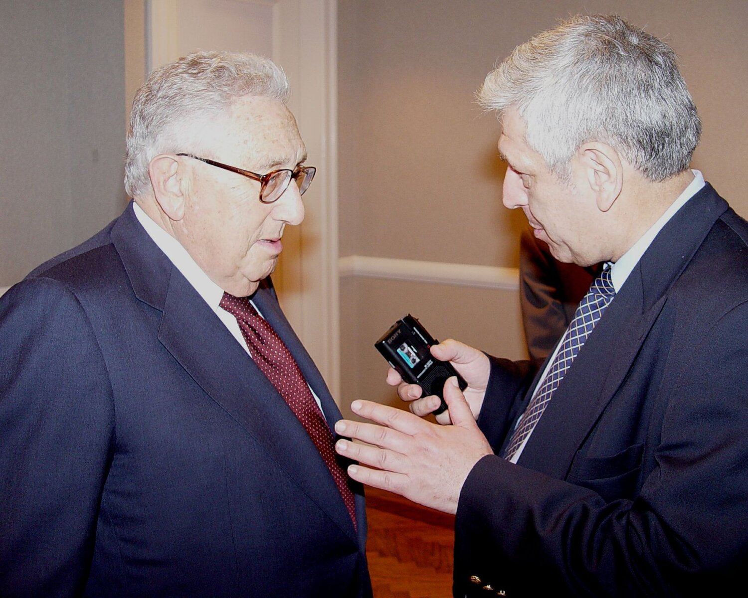 Thomas Barat interviewing Henry Kissinger.
