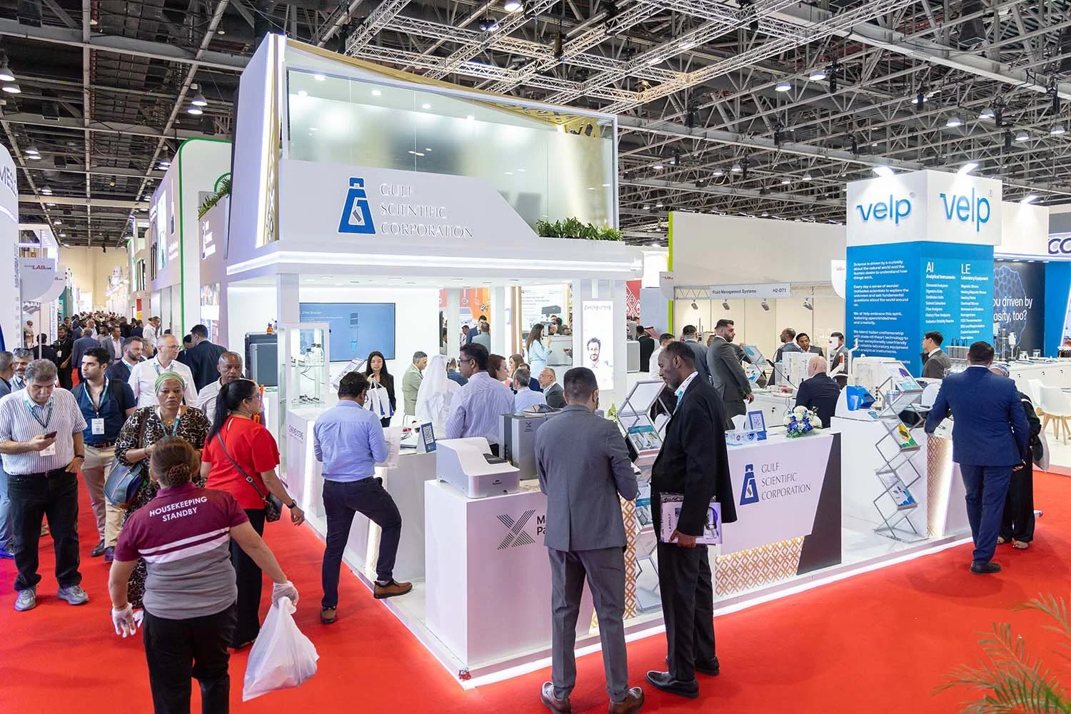 gulf-scientific-arablab-dubai-busy-exhibition-stand.jpg