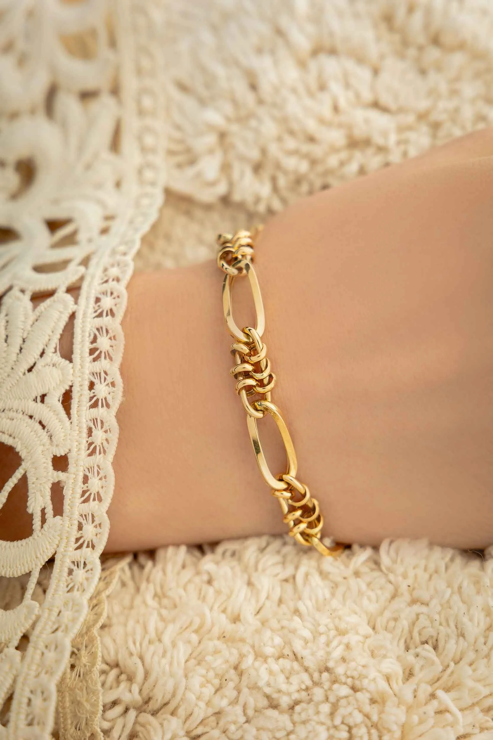 gold-chain-bracelet-closeup-product-photography.jpg