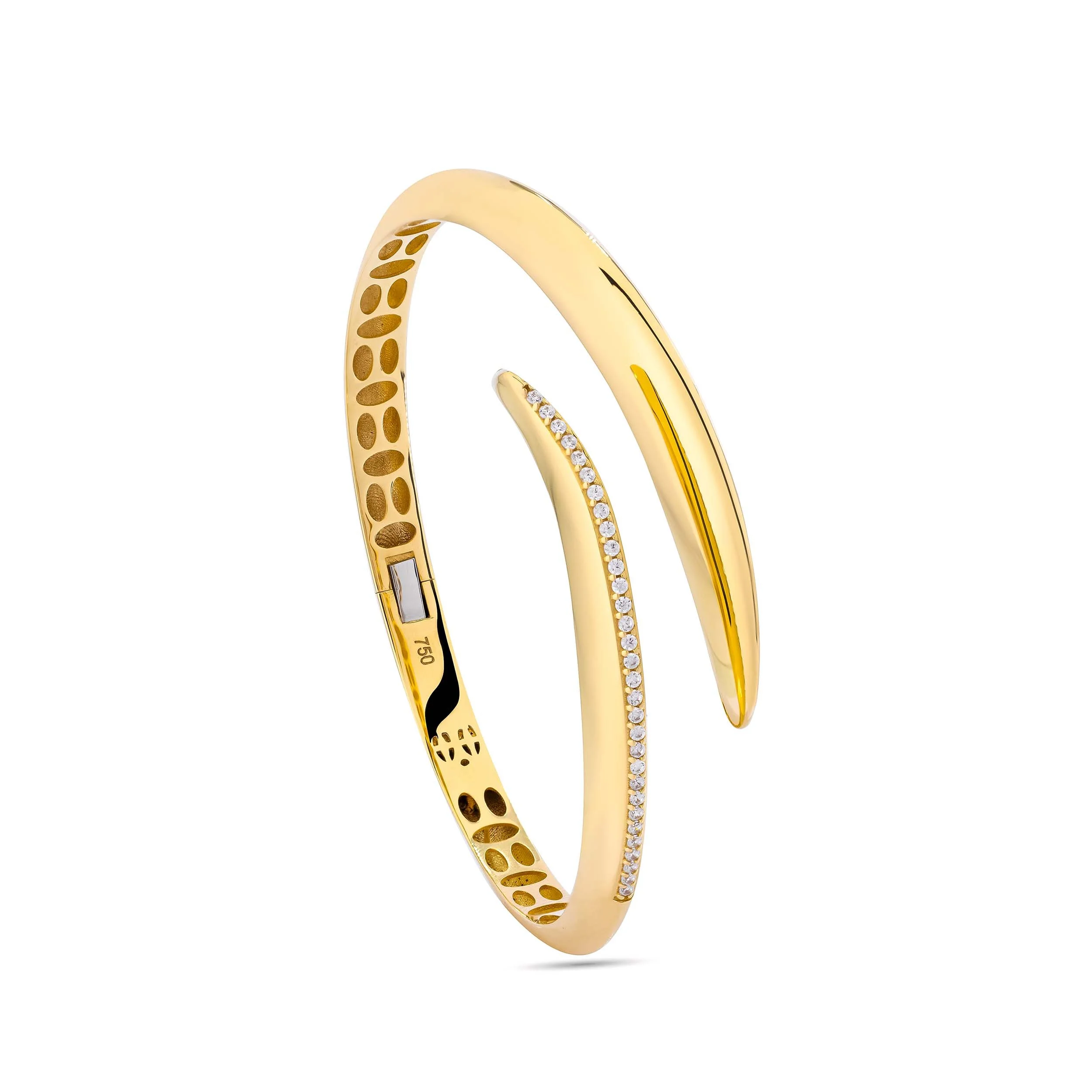 18K gold diamond bangle captured in luxury jewellery photography in Dubai