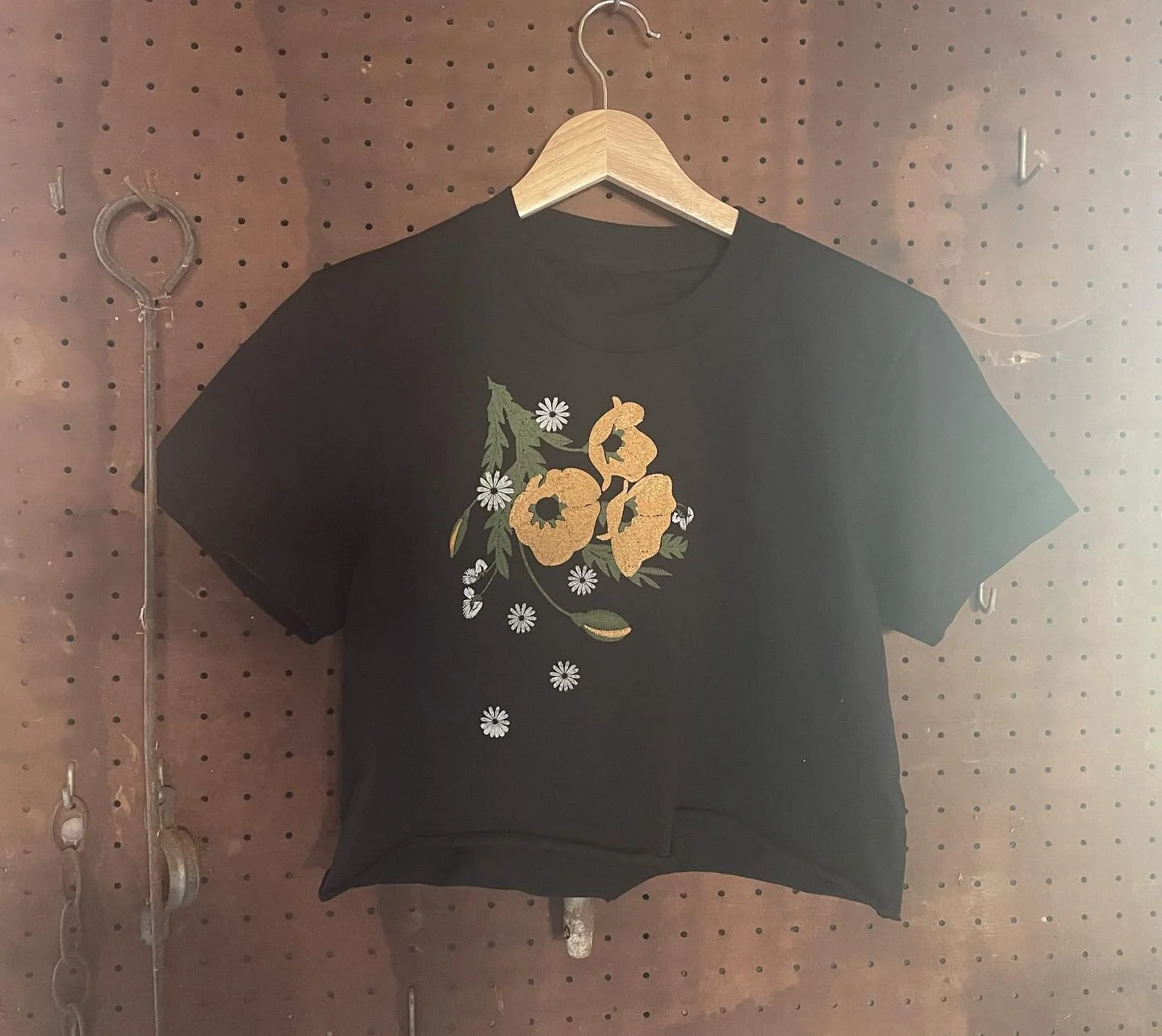 Faux Embroidery #californiapoppies 

Shop The Website
www.thewesternsunrise.com

#thewesternsunrise #madeinusa #madeinamerica #graphictee #kidsclothes #womensfashion #cowboyculture #californiacowboy #themodernwest #westernwear #mensshirts #vintageins