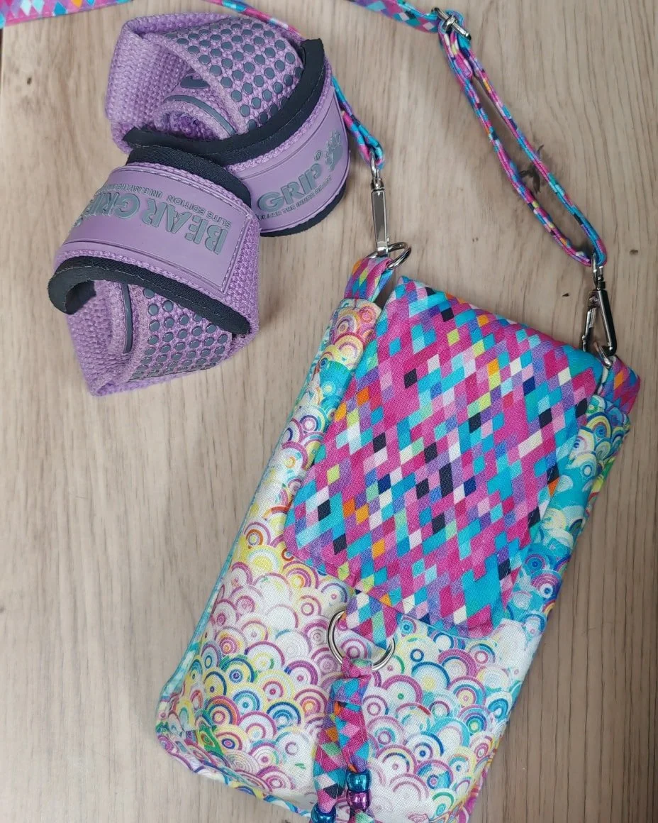 It isn't Summer any more, but I wanted a reminder of that glorious hot weather. I took my Little Crossbody Phone Bag to the gym this morning 😊. I had last used it on holiday! Today it held everything I needed for the session before my busy day began