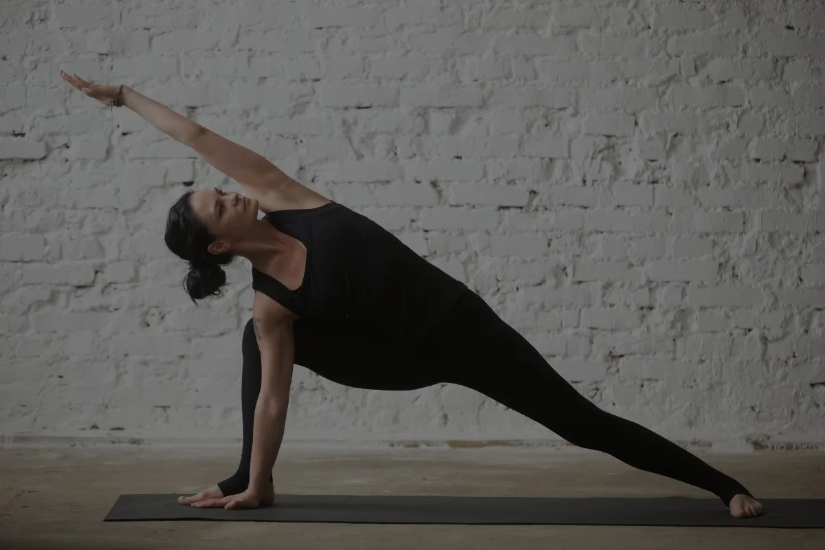 Conoce los beneficios de Utthita Parsvakonasana: Postura del ángulo lateral extendido