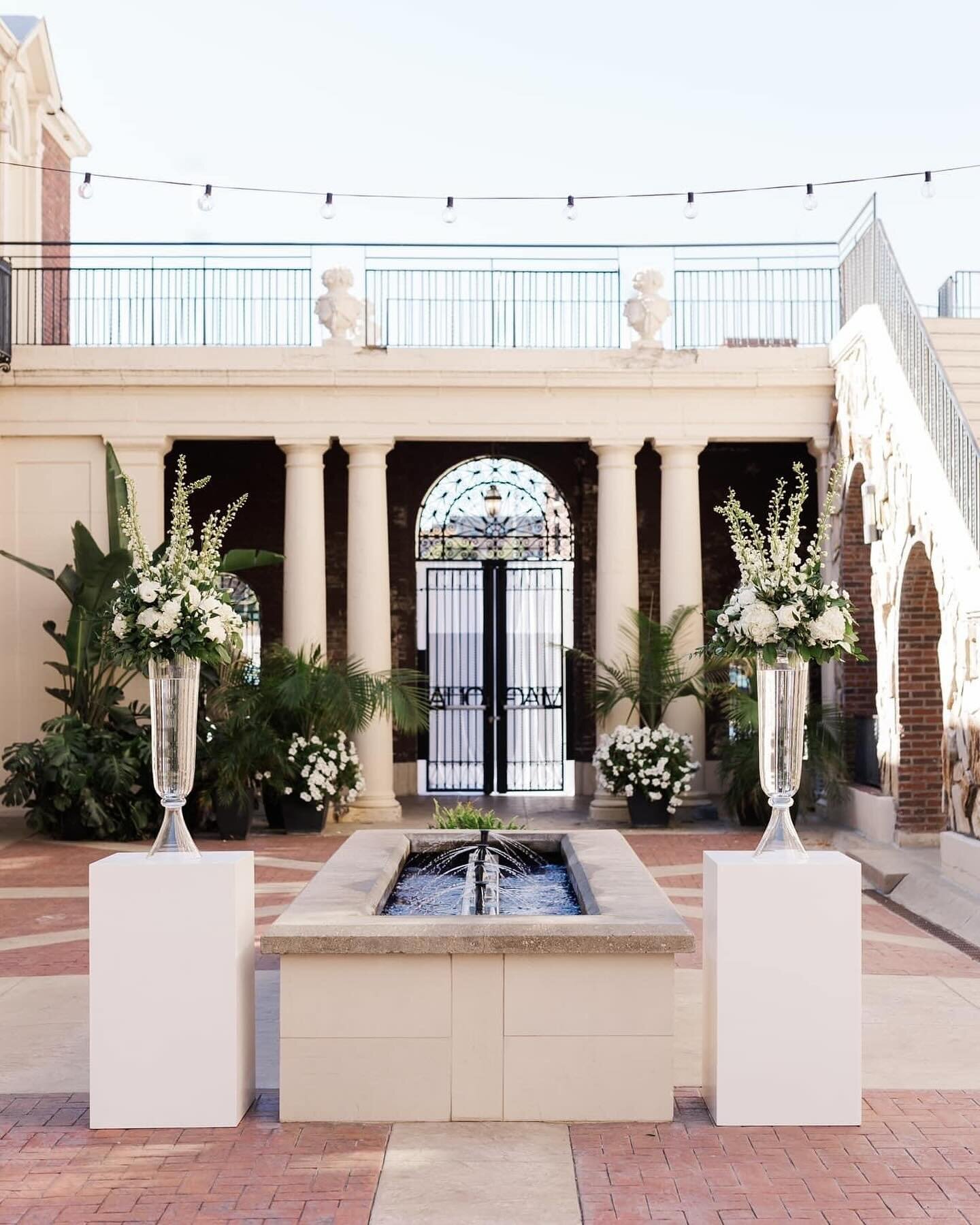 We are in love with this classy timeless wedding ceremony held at @magnoliahotels. There is something to be said about the elegance of white and greenery florals. 🤍🥂🌿

📸- @annacsphotography