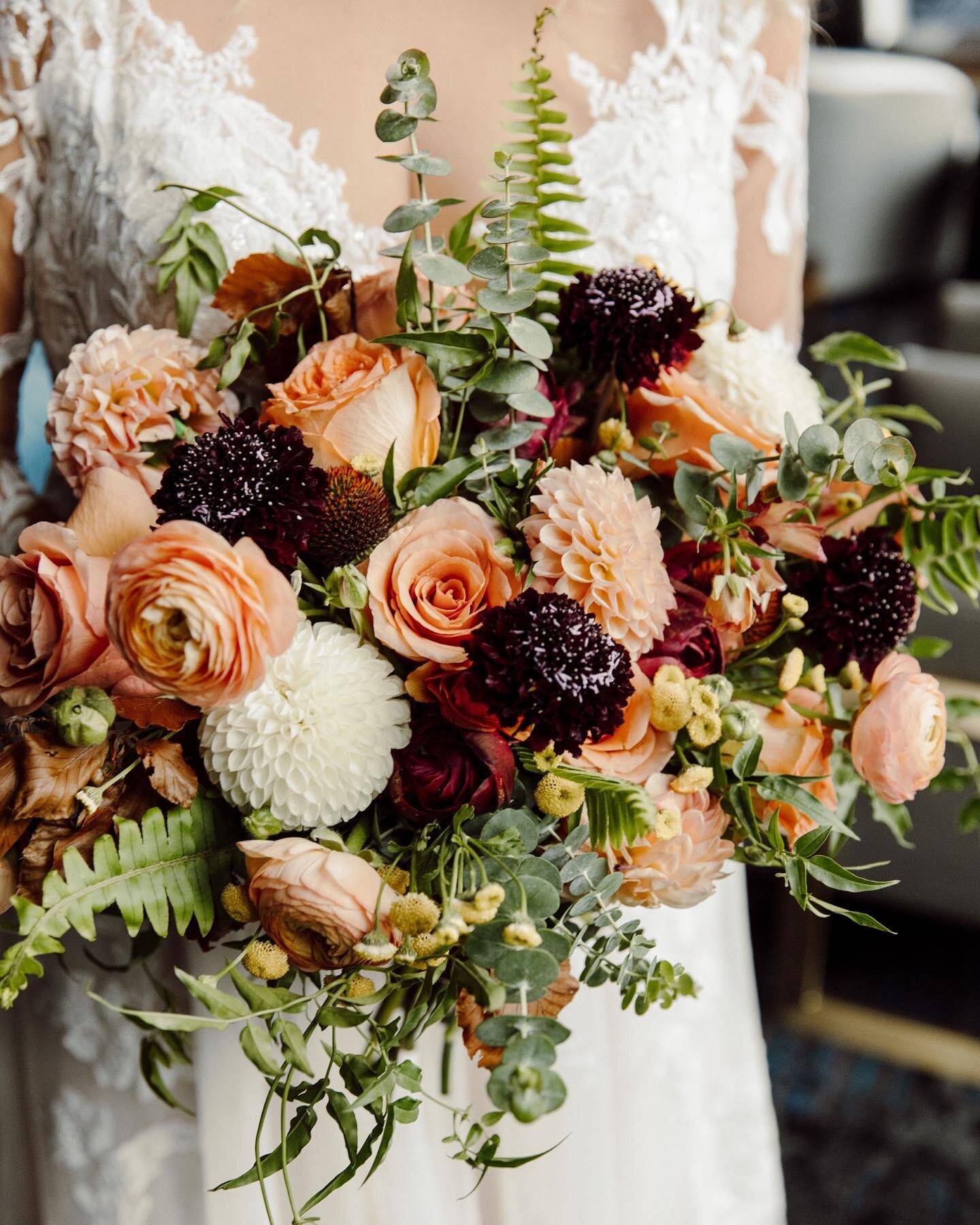 Gah! The deep colors that play off the peach tones in this stunning fall wedding make our hearts sing! It features dahlias, swordfern, ranunculus, jasmine vine, and more. 🌿✨

📸 &mdash; @mullersphoto