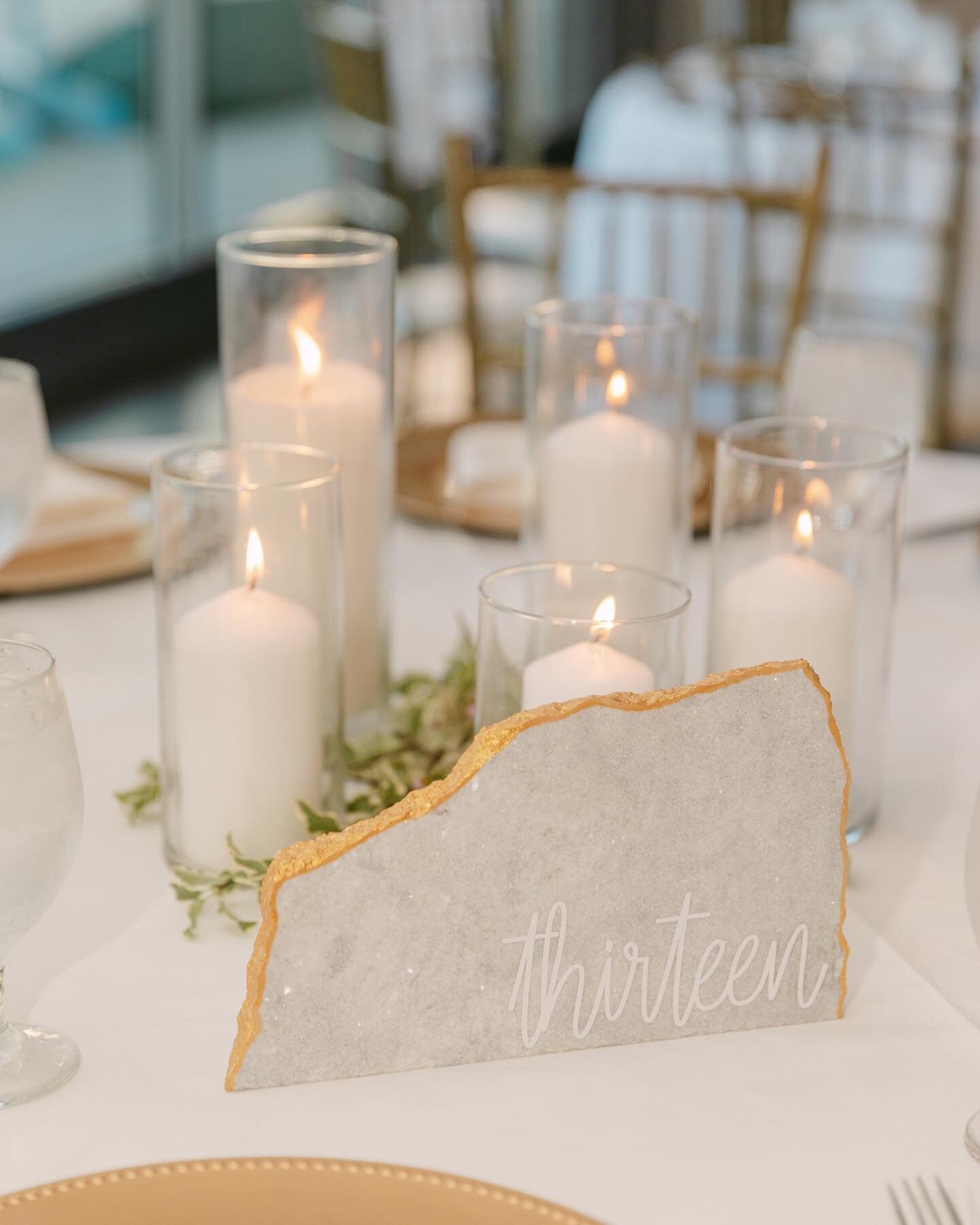 Are you looking for a simple centerpiece that makes a big statement but doesn&rsquo;t break the bank? We&rsquo;ve got the solution &mdash; just look at this stunner! We offer pillar candles in both traditional and LED. 🕯️🌿
📸 &mdash; @leturaiphoto