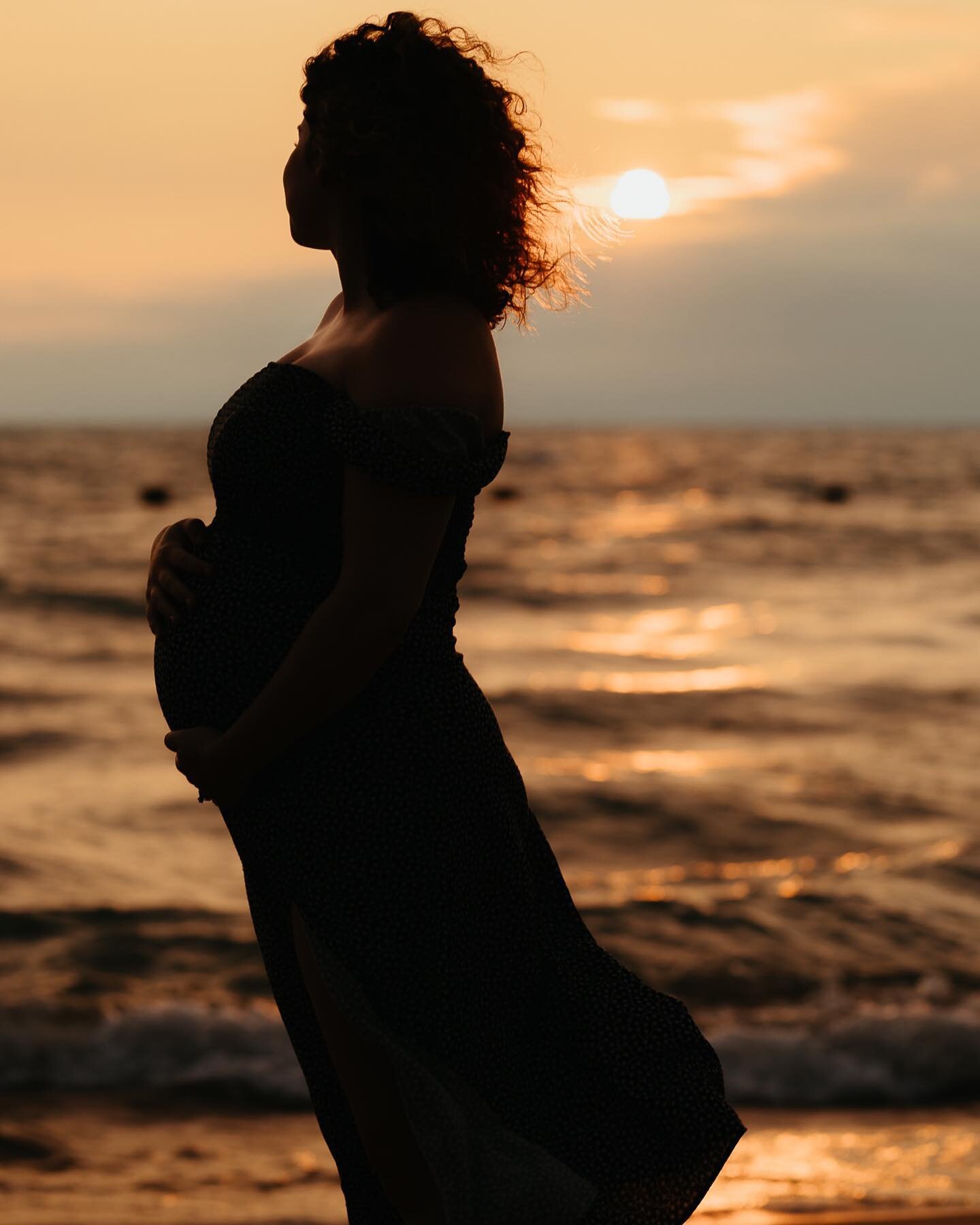 A few sneaks from this morning&rsquo;s sunrise maternity shoot with Grace &amp; Cam 🤰🥰