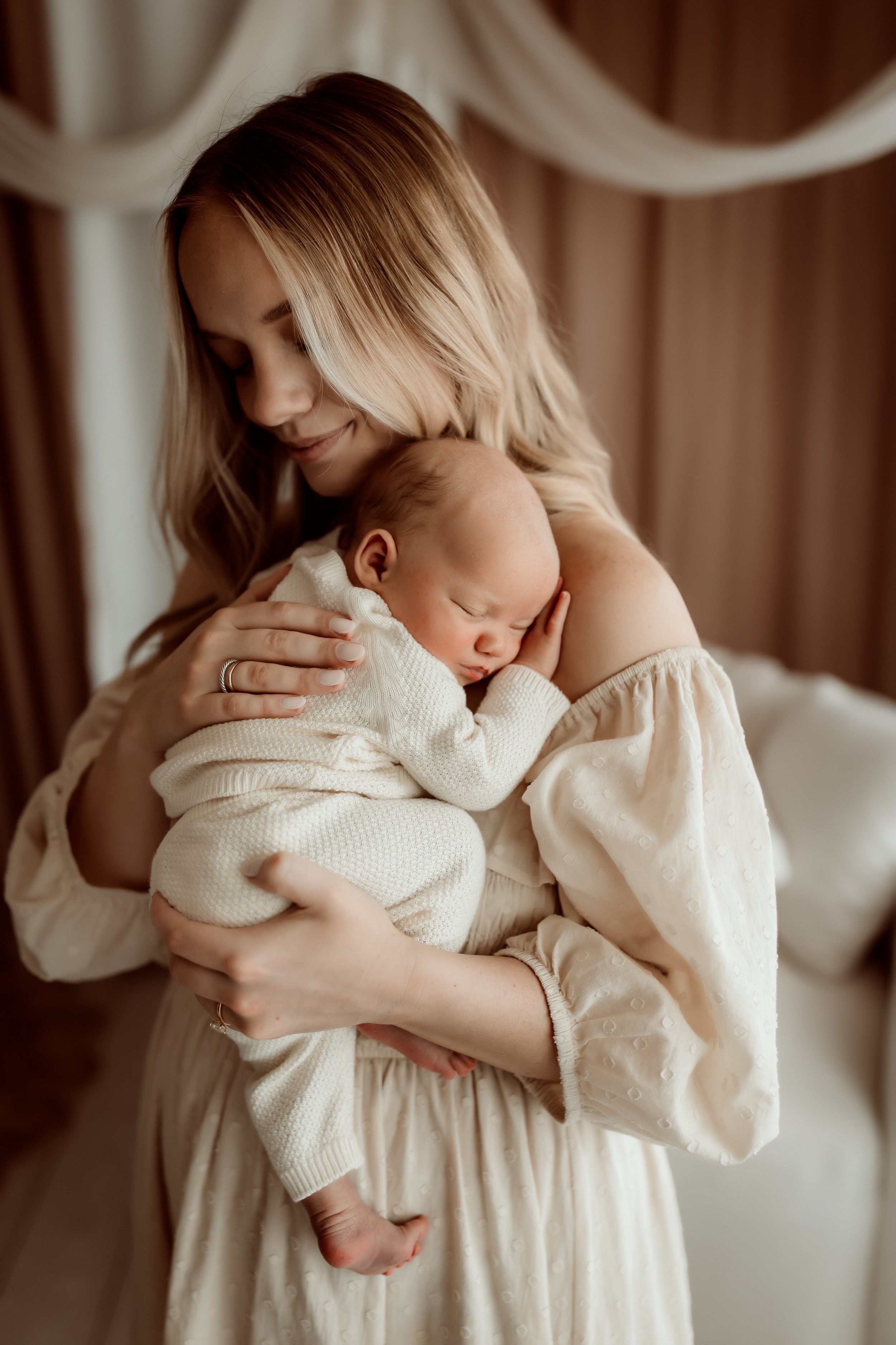 Beautiful in-home newborn session featuring a neutral color palette