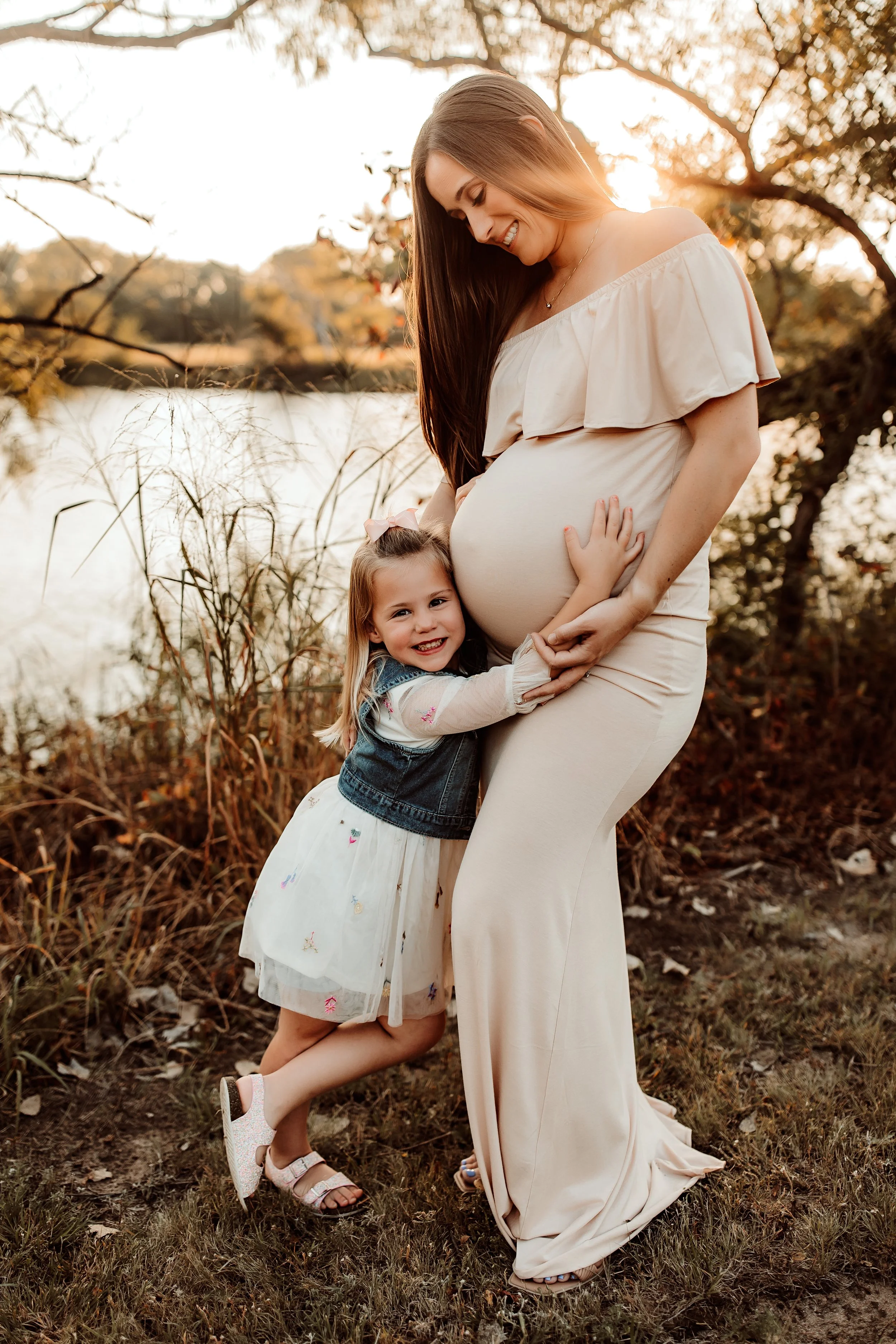 Heartwarming maternity session with a toddler and mom in a park
