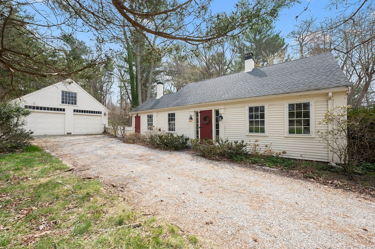 Just Listed in Norwell! 

🎈 Open House
Saturday, 6/7 from 10:30am-12pm
Sunday, 6/8 from 1:30-3pm

Come tour this charming 1725 antique home in Norwell, set on a half-acre lot. This 3 bedroom, 2 bath property features wide-plank floors in the living 