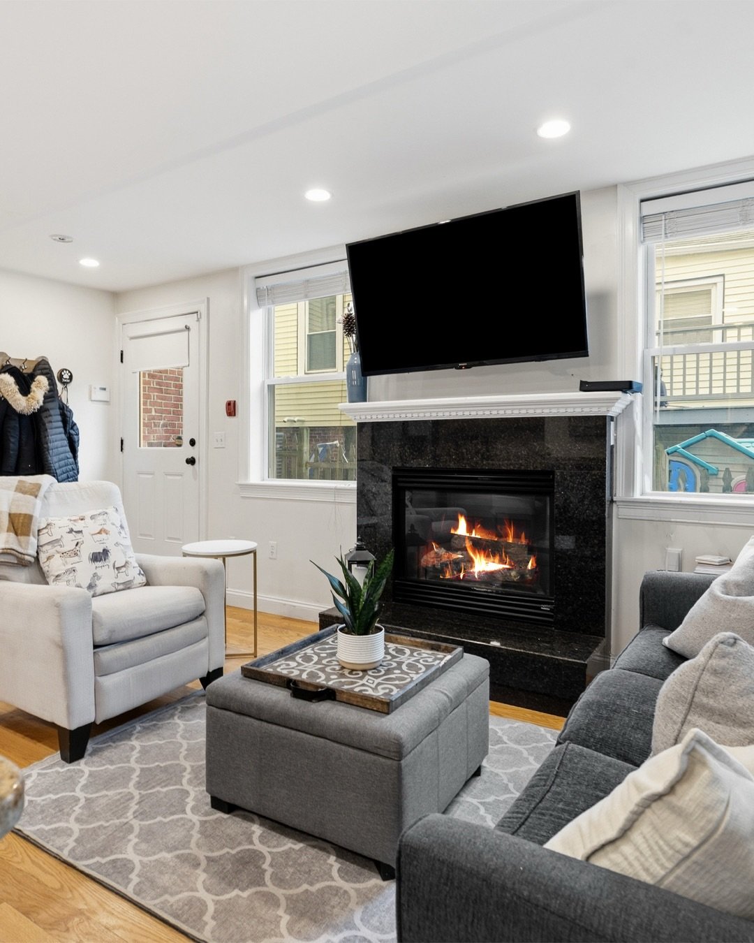 ✨𝙉𝙚𝙬 𝙥𝙧𝙞𝙘𝙚. 𝙉𝙚𝙬 𝙤𝙥𝙥𝙤𝙧𝙩𝙪𝙣𝙞𝙩𝙮.

🎈Open House 
Saturday, 2/14 from 11am-12pm
Sunday, 2/15 from 1-2pm

This private-entry floor-through condo hits that rare balance: modern comfort, smart upgrades, and space that actually feels liva