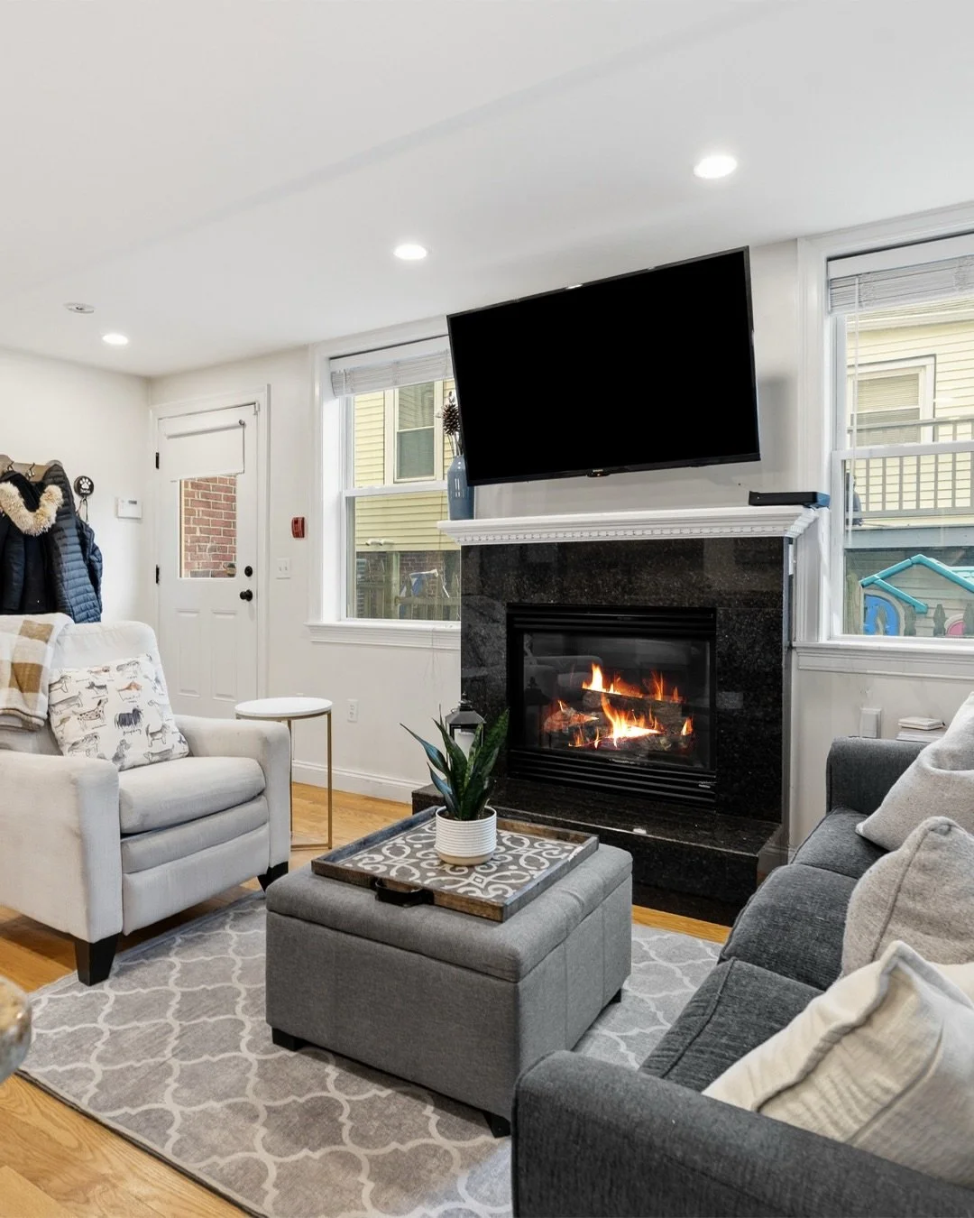 ✨𝙉𝙚𝙬 𝙥𝙧𝙞𝙘𝙚. 𝙉𝙚𝙬 𝙤𝙥𝙥𝙤𝙧𝙩𝙪𝙣𝙞𝙩𝙮.

🎈Open House 
Saturday, 2/14 from 11am-12pm
Sunday, 2/15 from 1-2pm

This private-entry floor-through condo hits that rare balance: modern comfort, smart upgrades, and space that actually feels liva