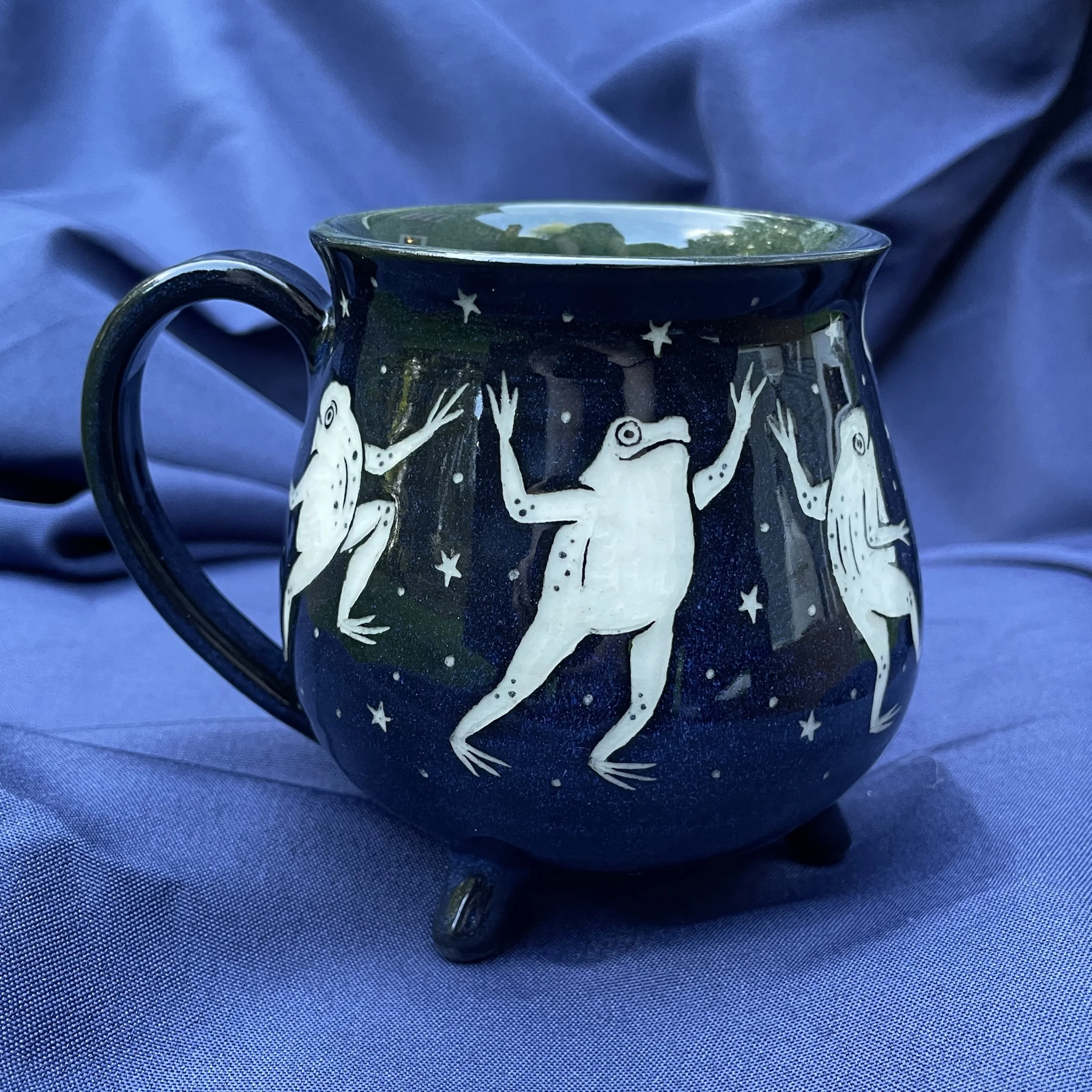 cauldron mug dancing frogs a 4.jpg
