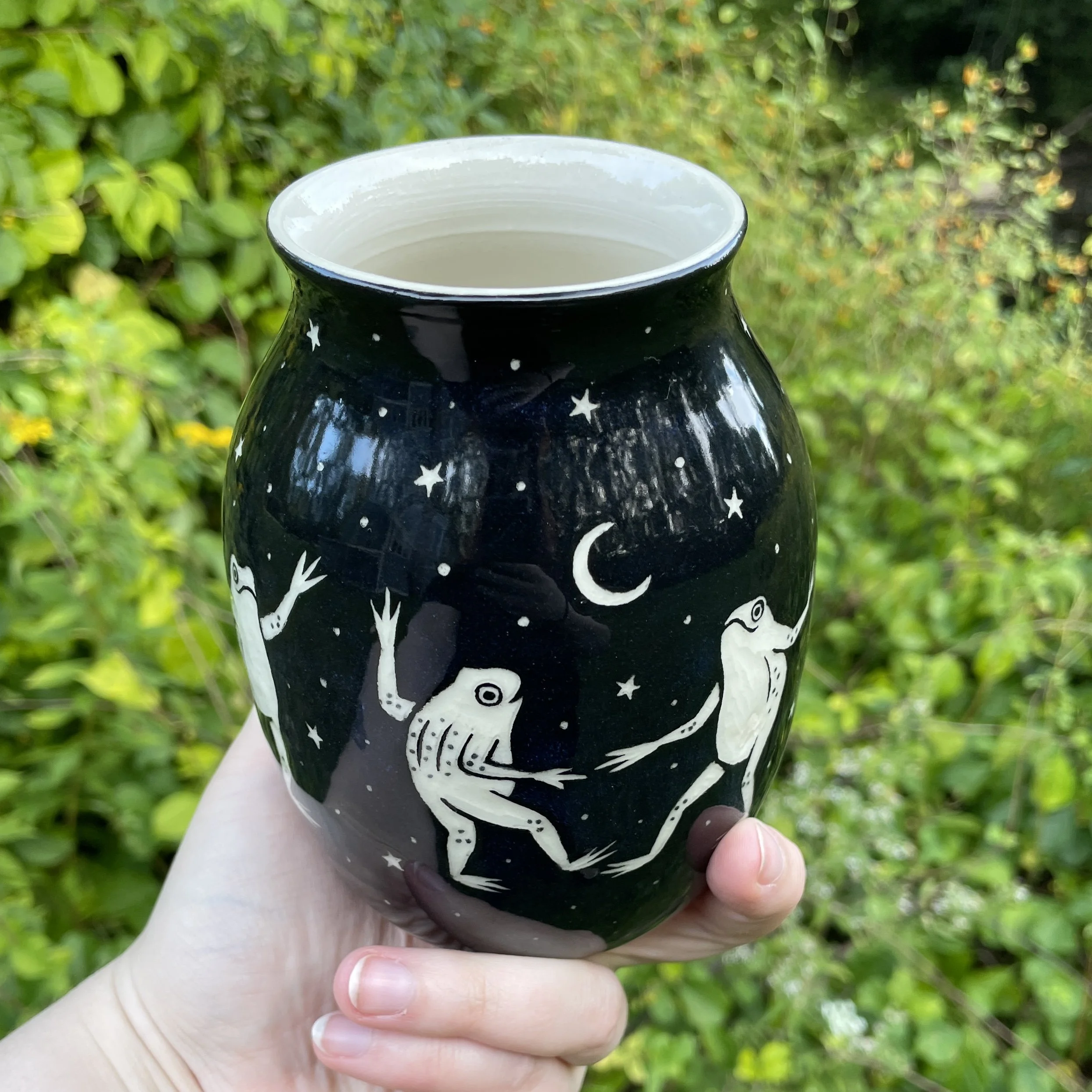 vase dancing frogs 2.JPG