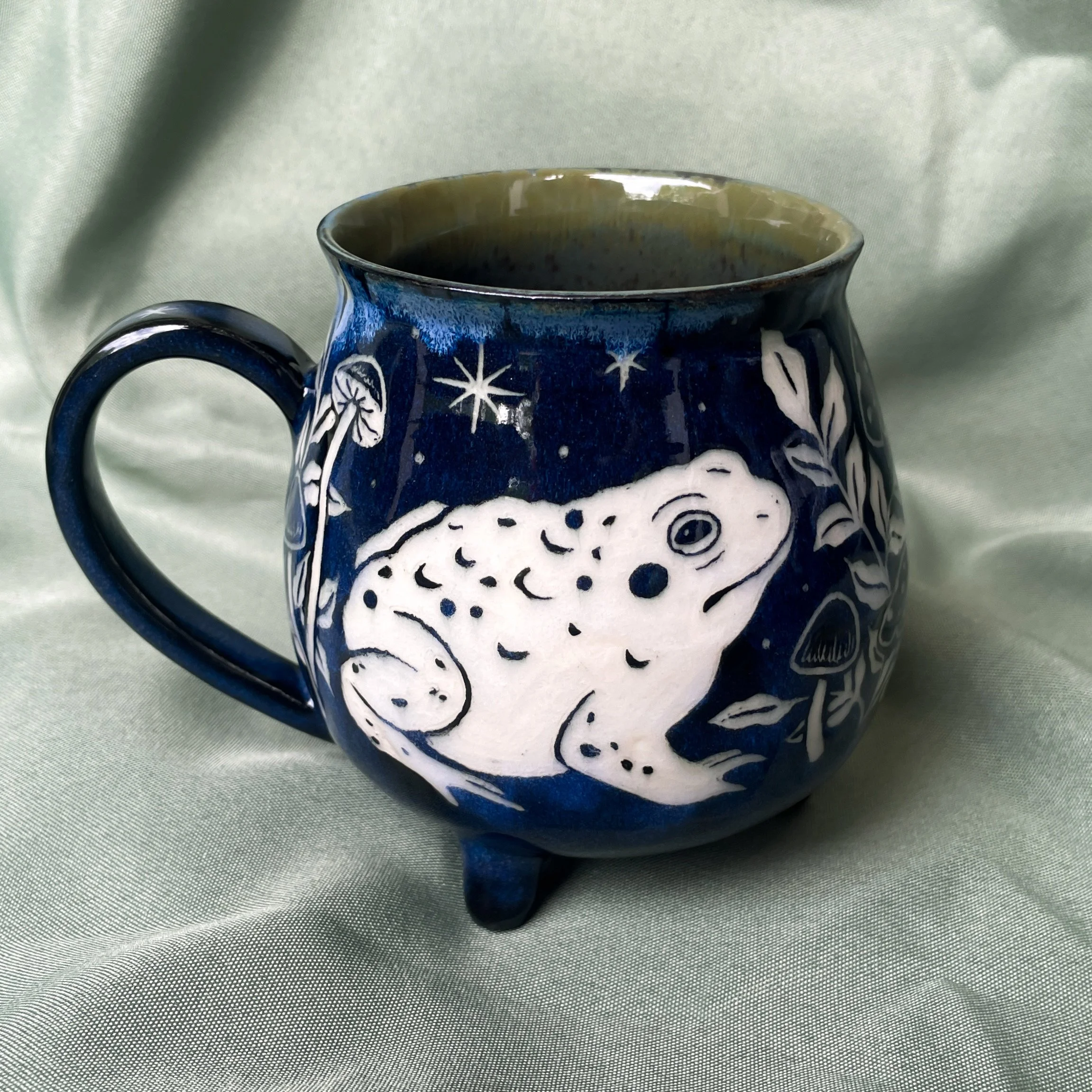 cauldron mug toads sideview.JPEG