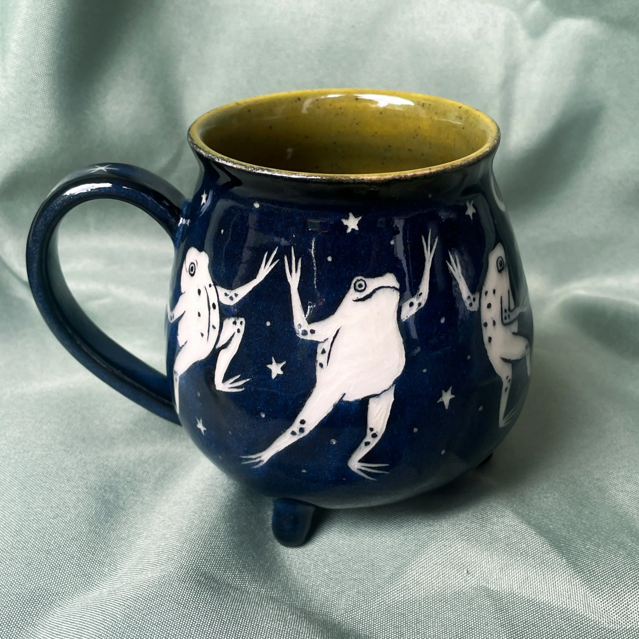 Cauldron Mug - Dancing Frogs C