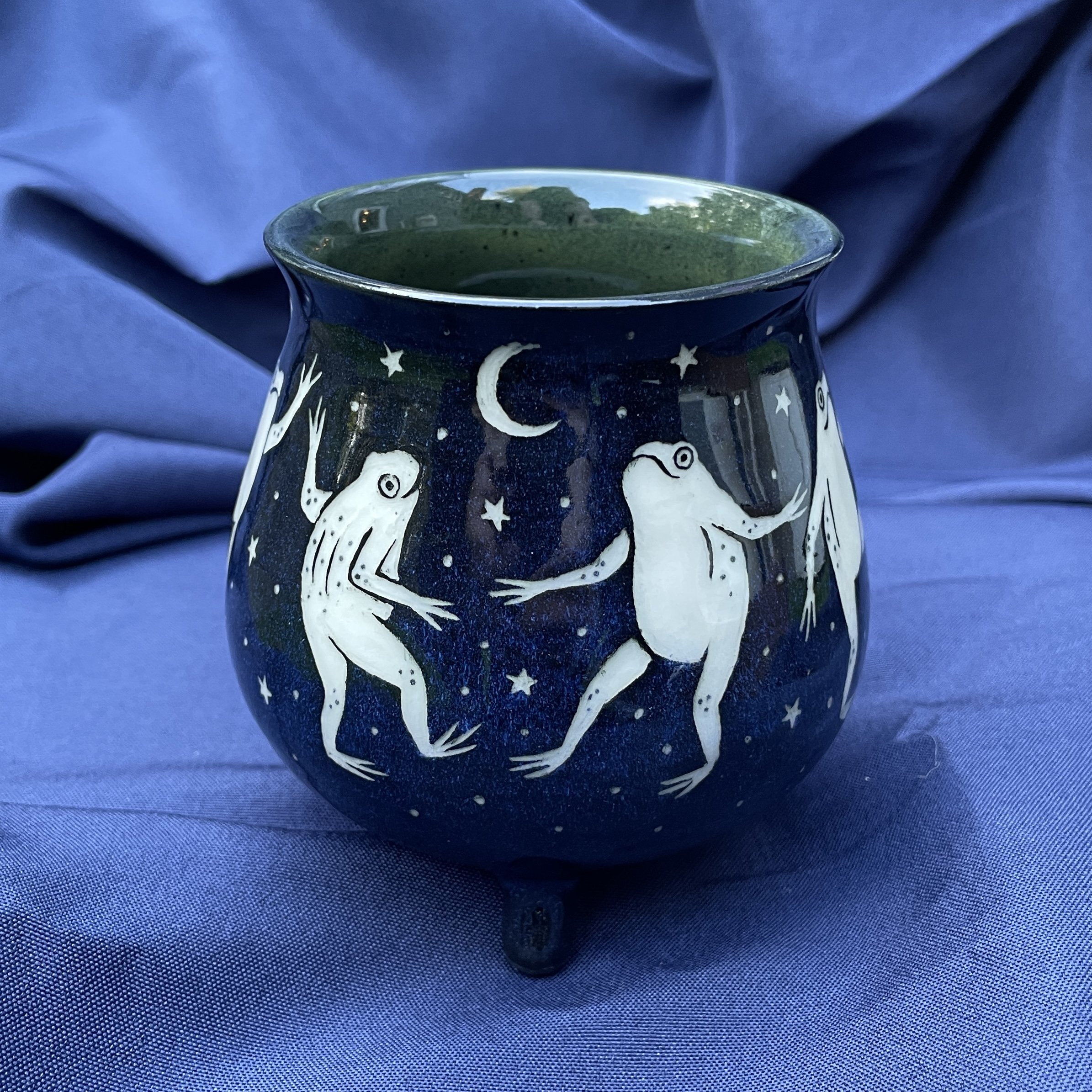 cauldron mug dancing frogs a 5.jpg