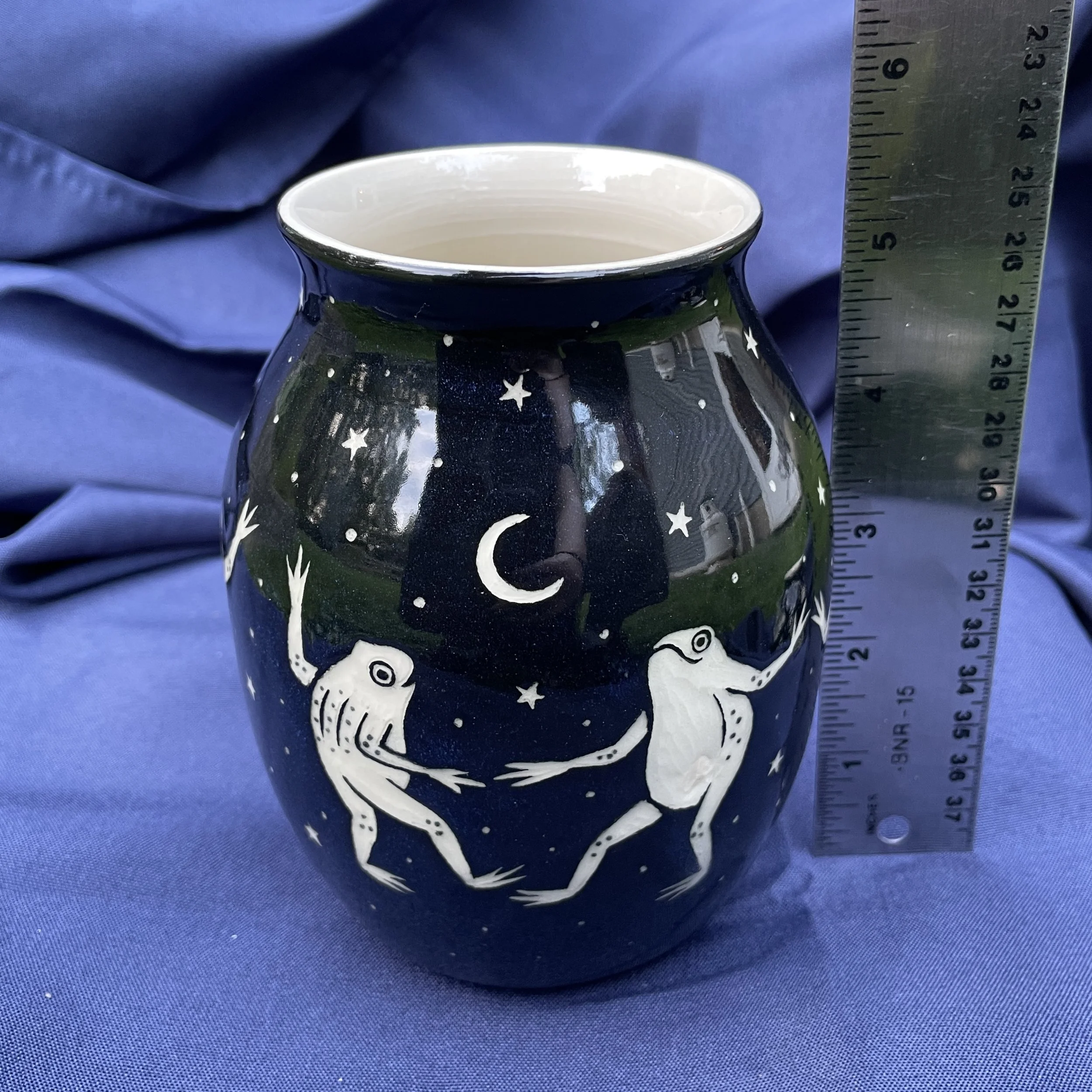 vase dancing frogs 8.jpg
