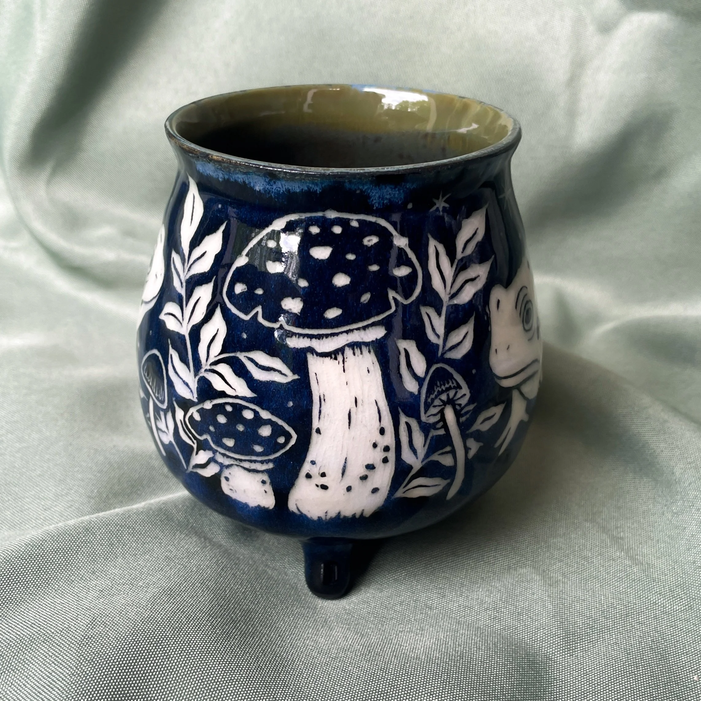 cauldron mug toads sideview 3.JPEG