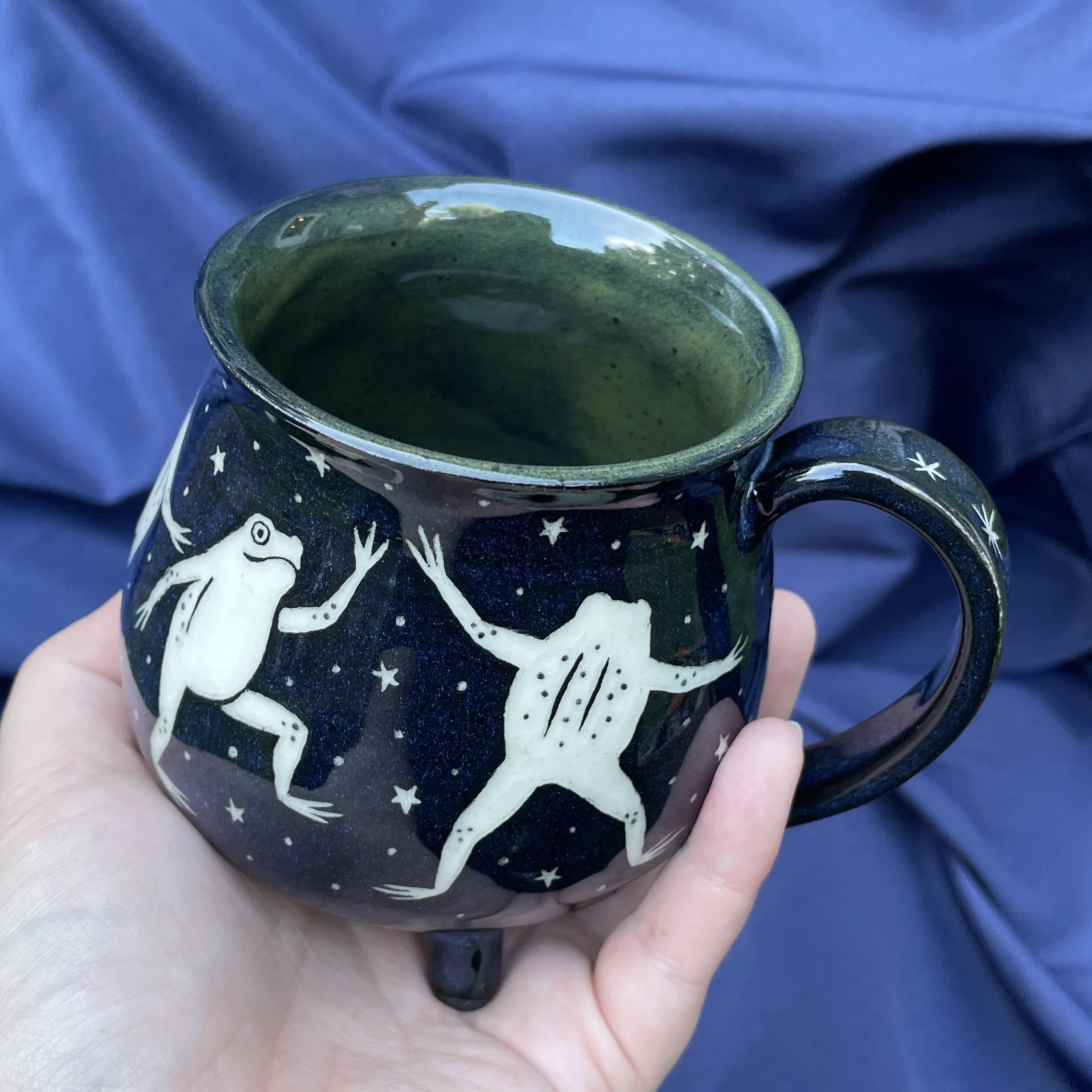 cauldron mug dancing frogs a 1.jpg