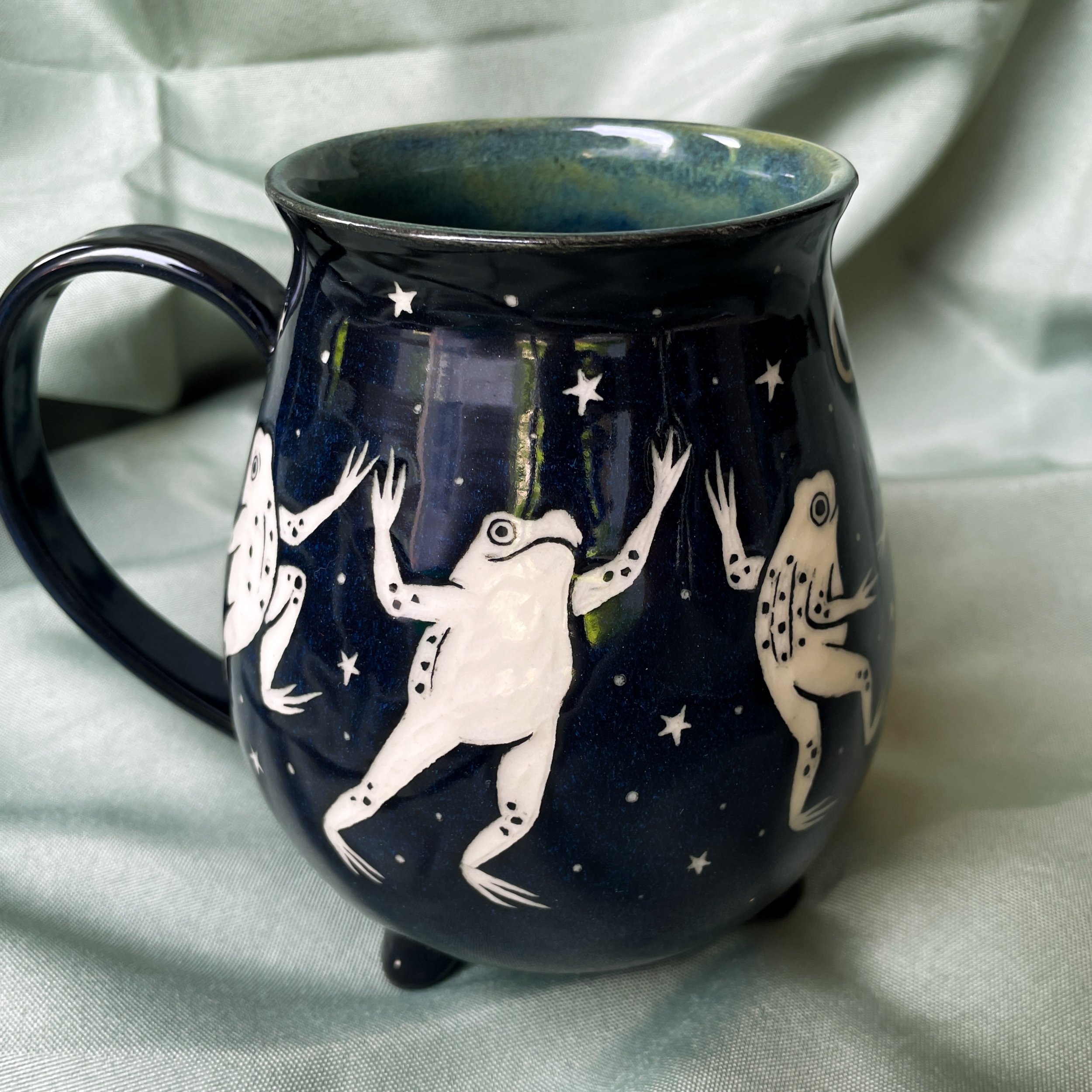Cauldron Mug - Dancing Frogs D
