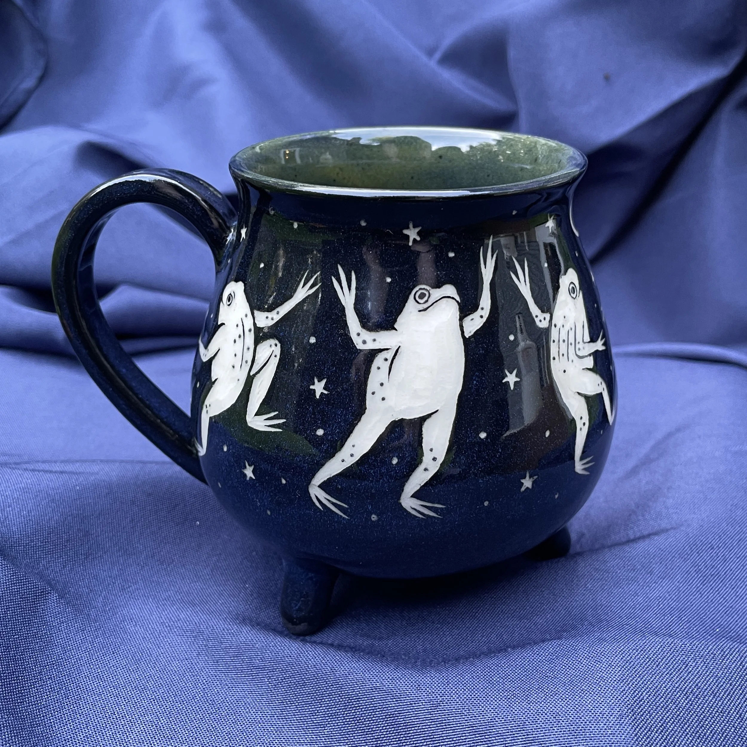 cauldron mug dancing frogs c 5.jpg