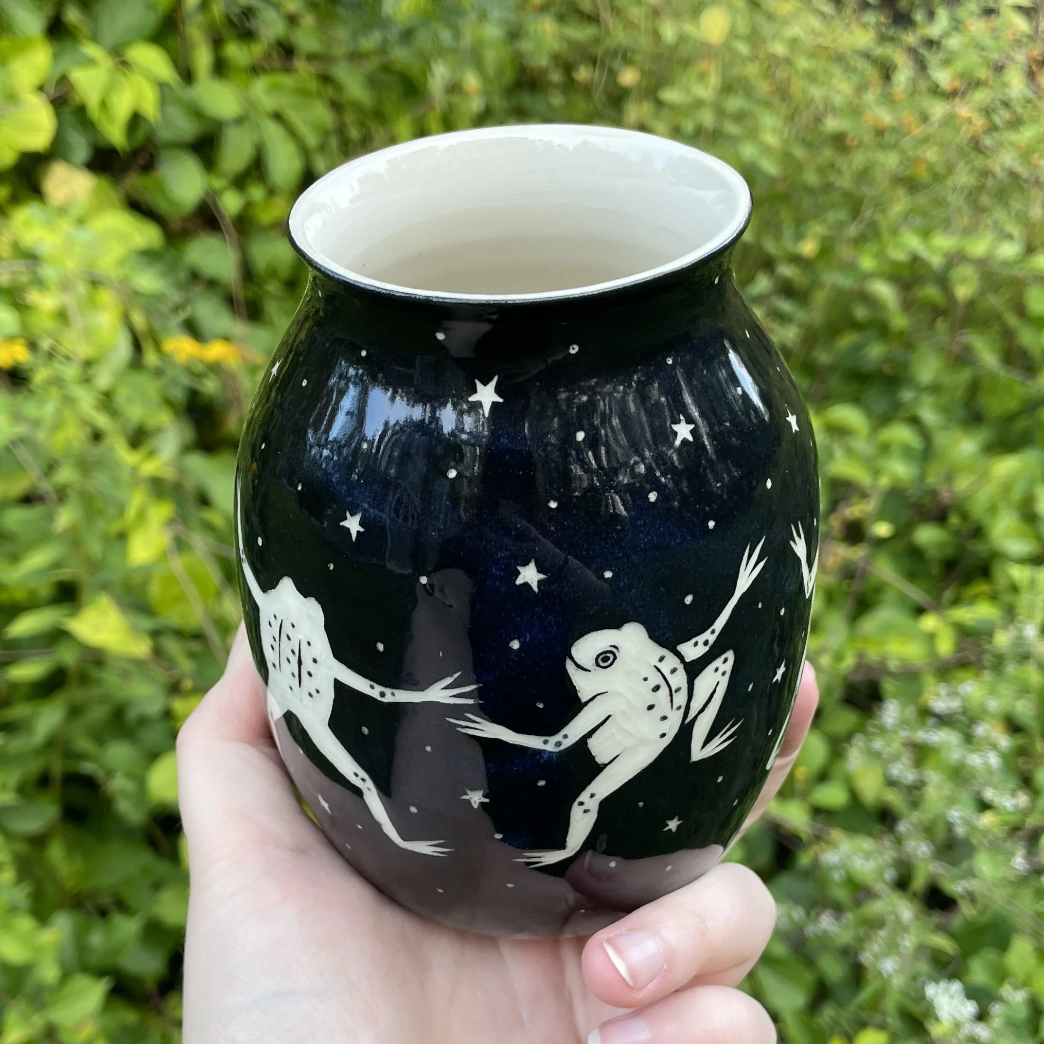 vase dancing frogs 1.JPG