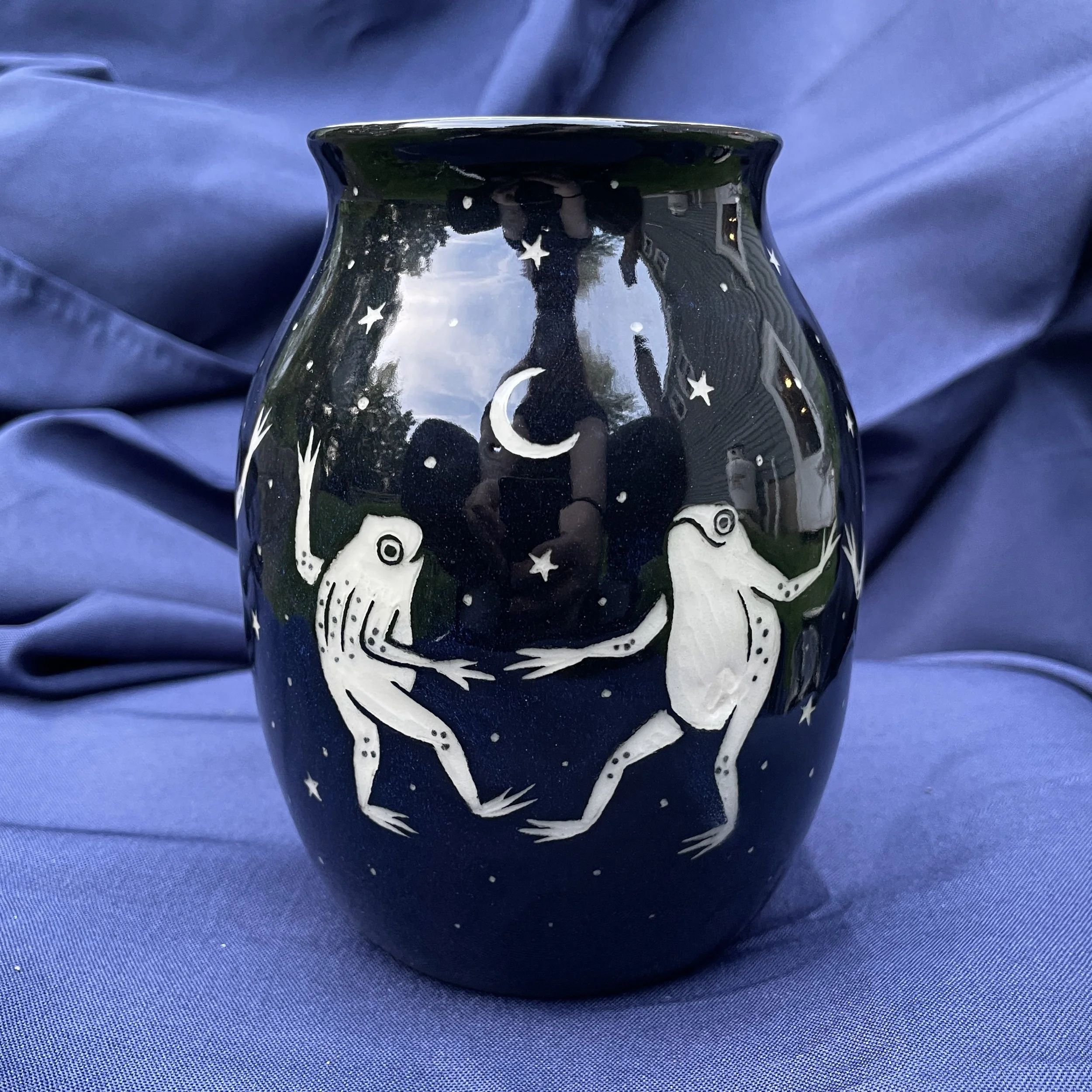 vase dancing frogs 6.jpg