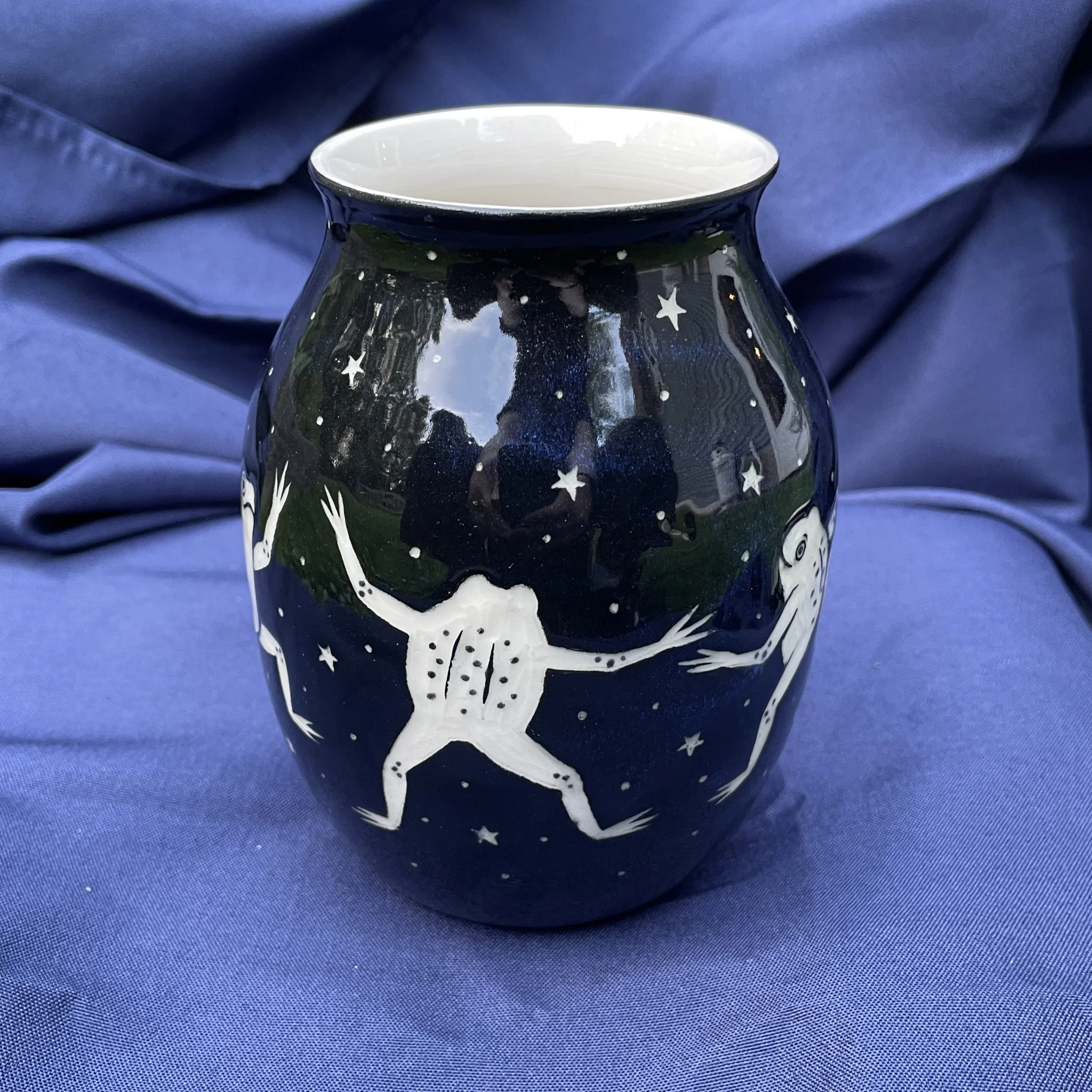 vase dancing frogs 10.jpg