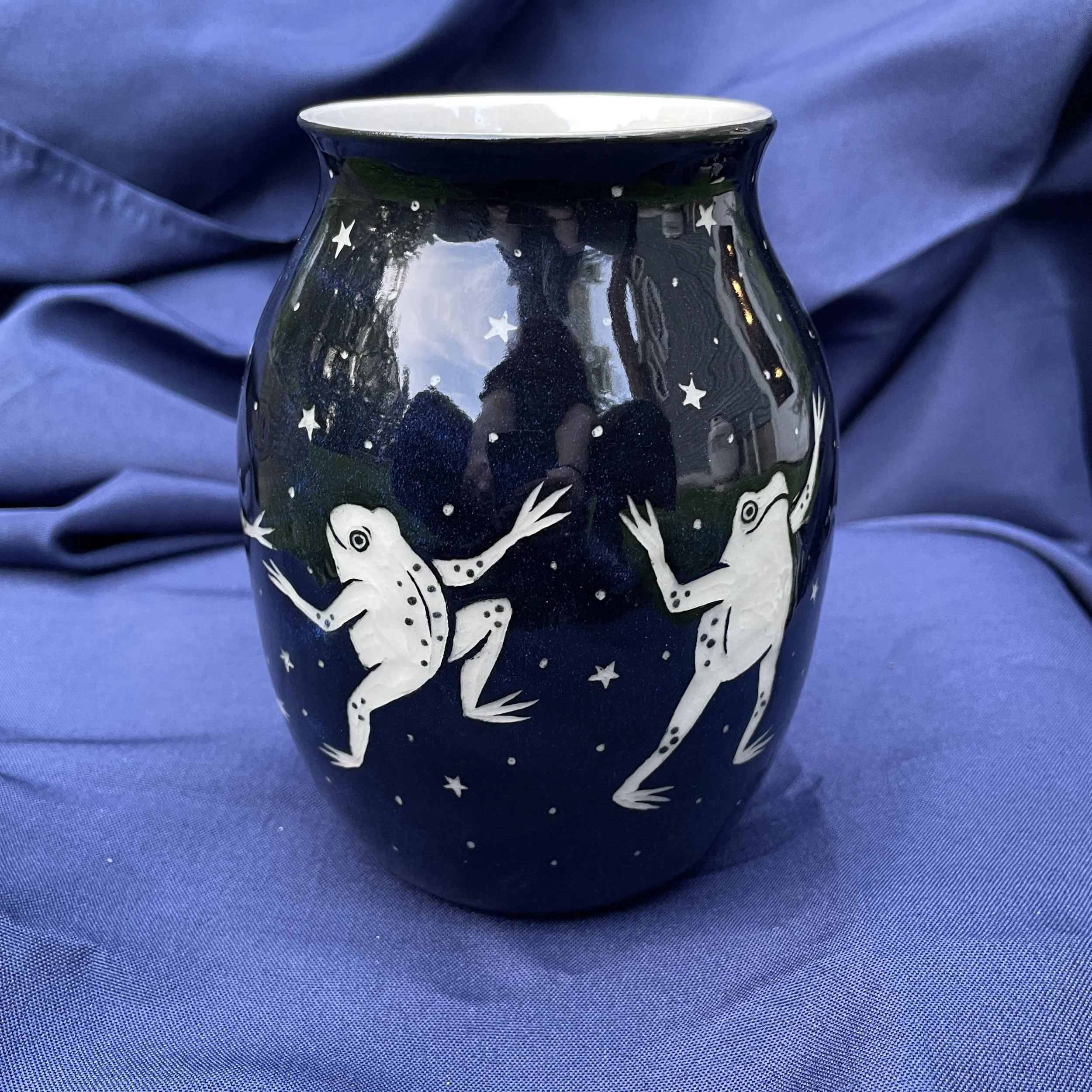 vase dancing frogs 11.jpg
