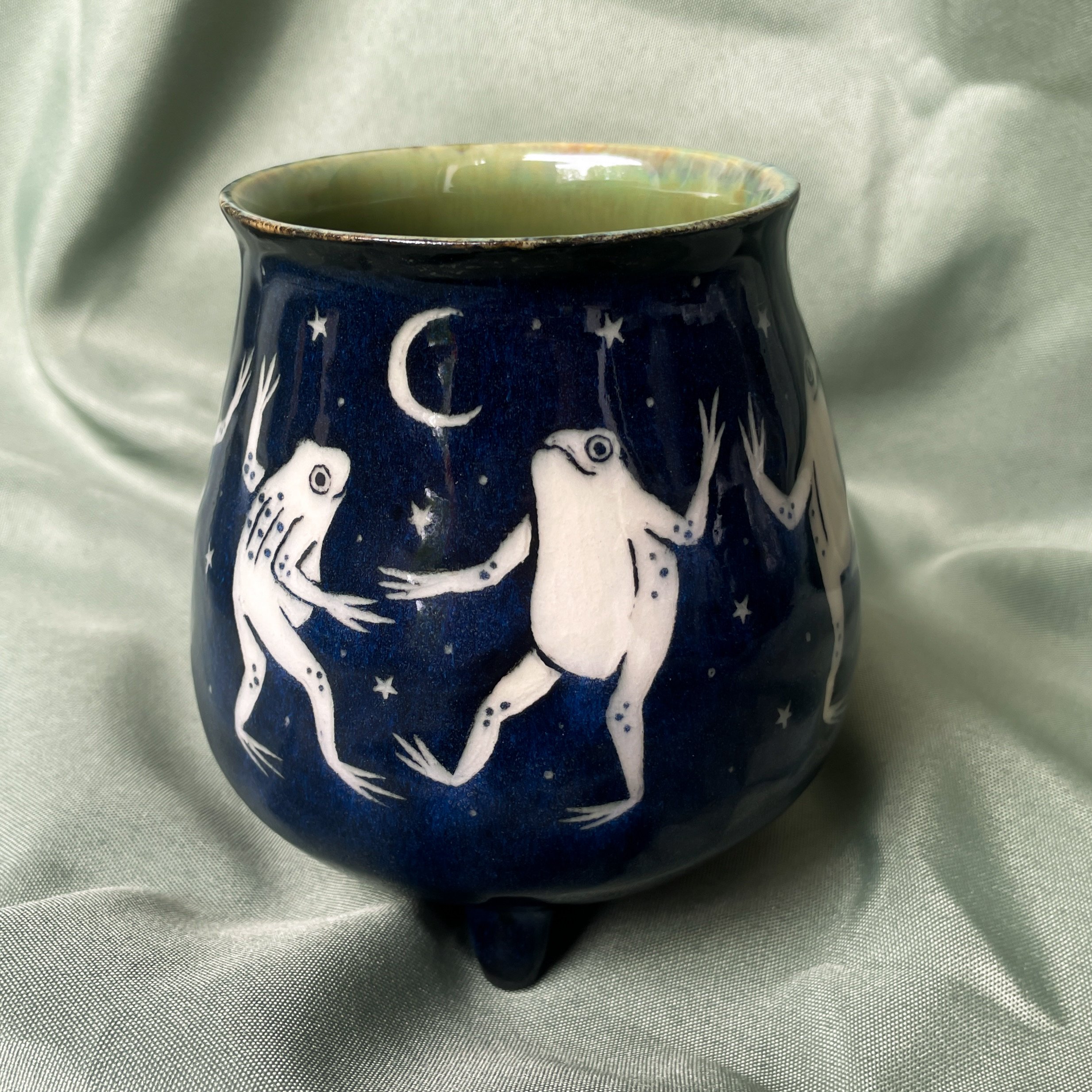 dancing frog cauldron mug a sideview 3.JPEG
