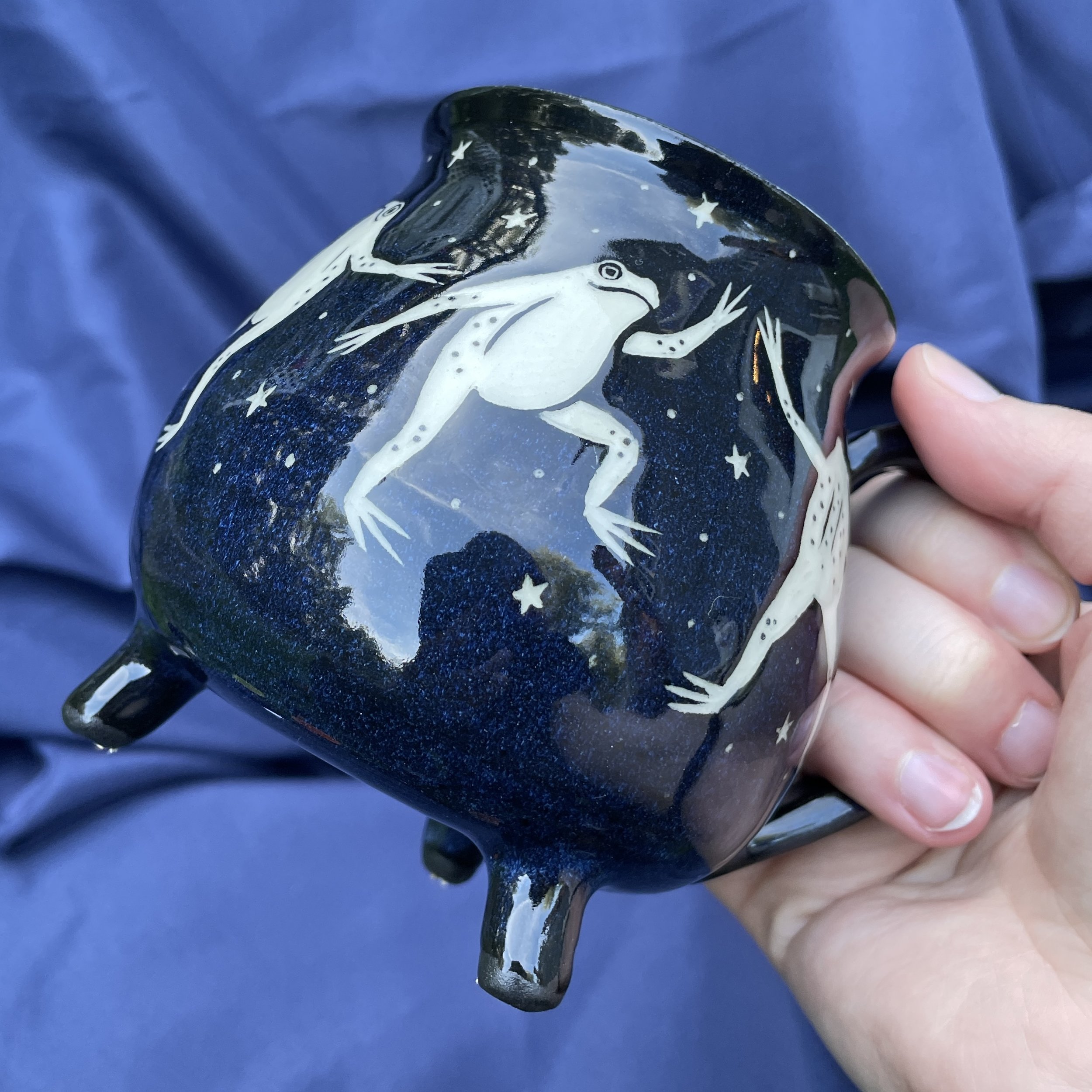 cauldron mug dancing frogs c 4.jpg