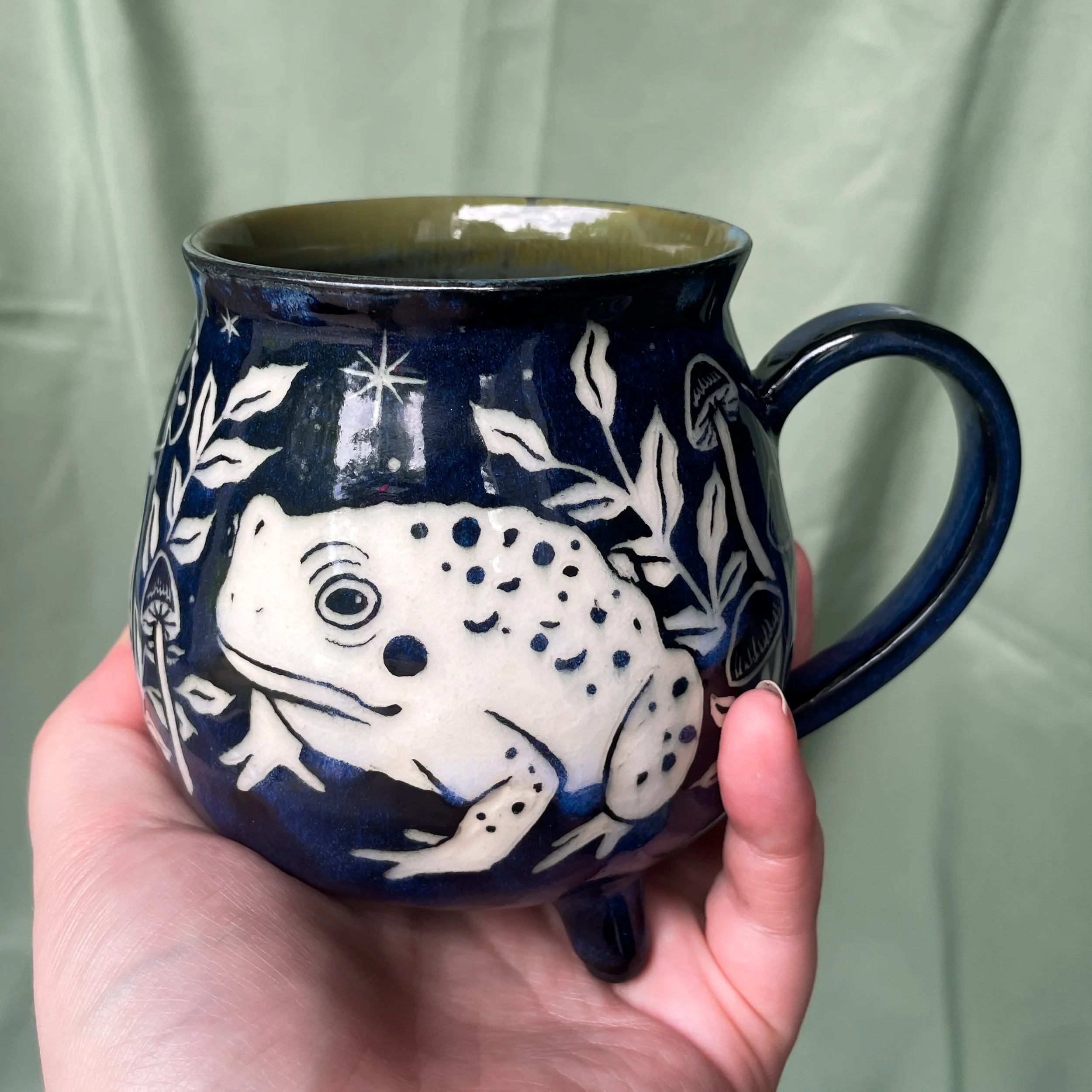 cauldron mug toads held up.JPEG