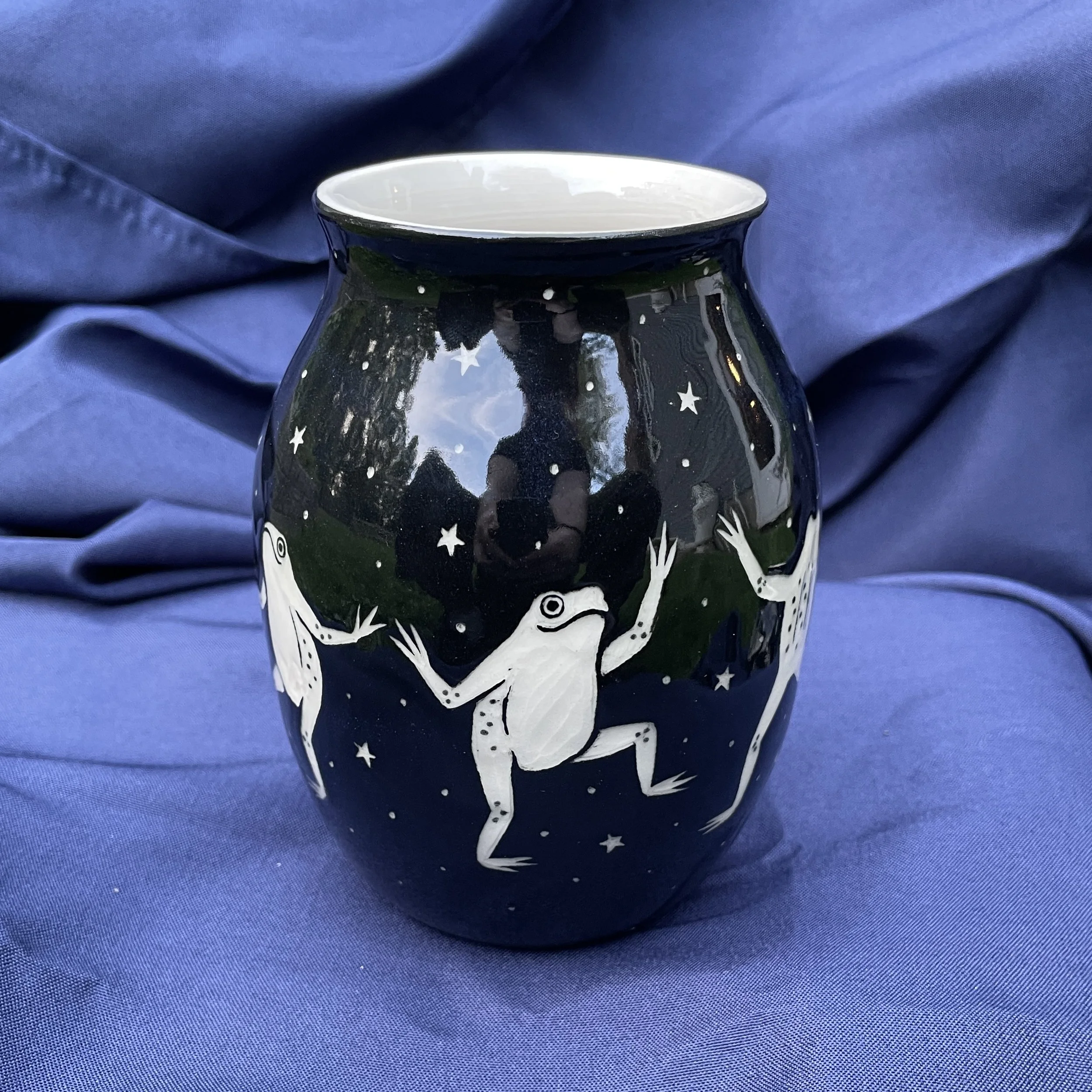 vase dancing frogs 9.jpg