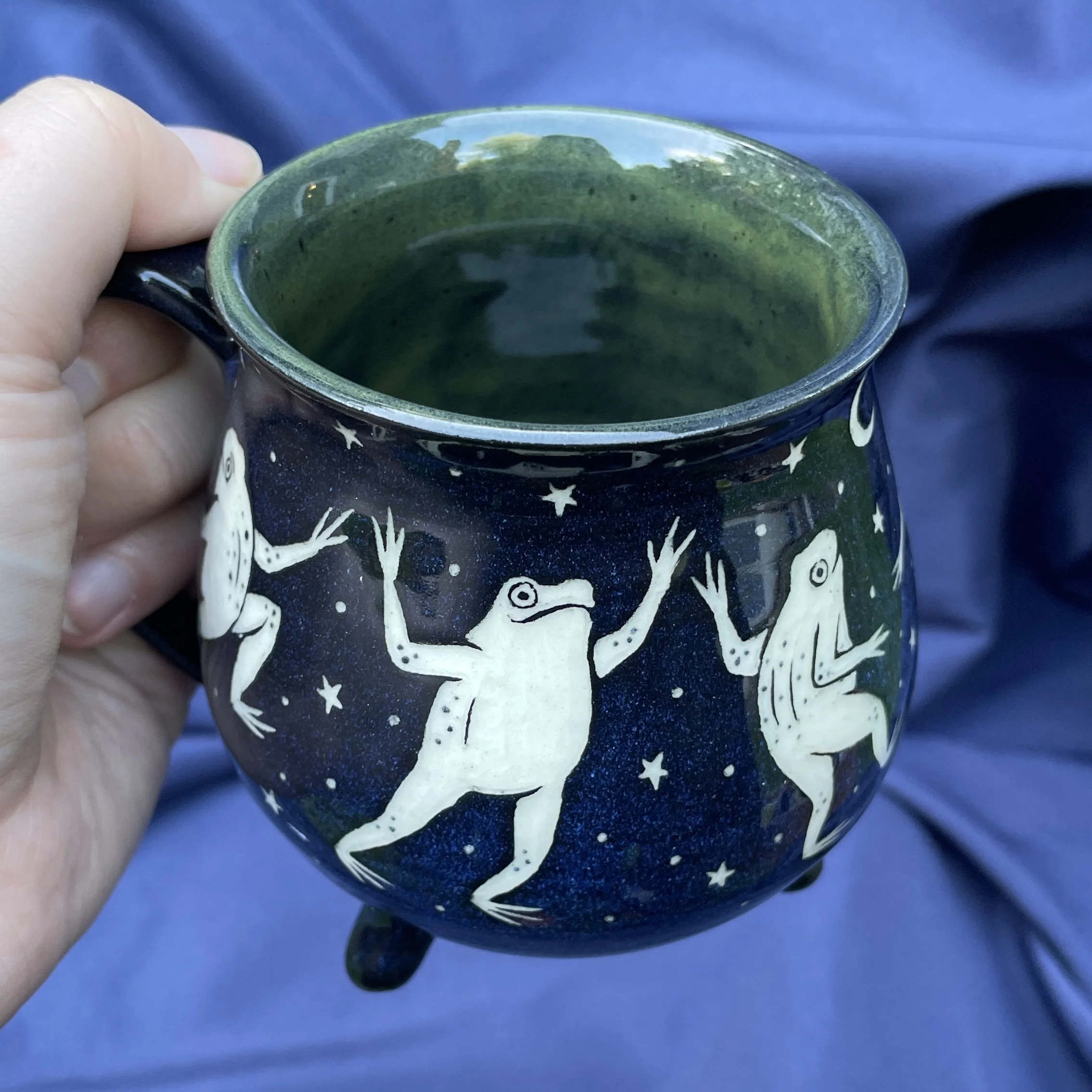 cauldron mug dancing frogs a 2.jpg