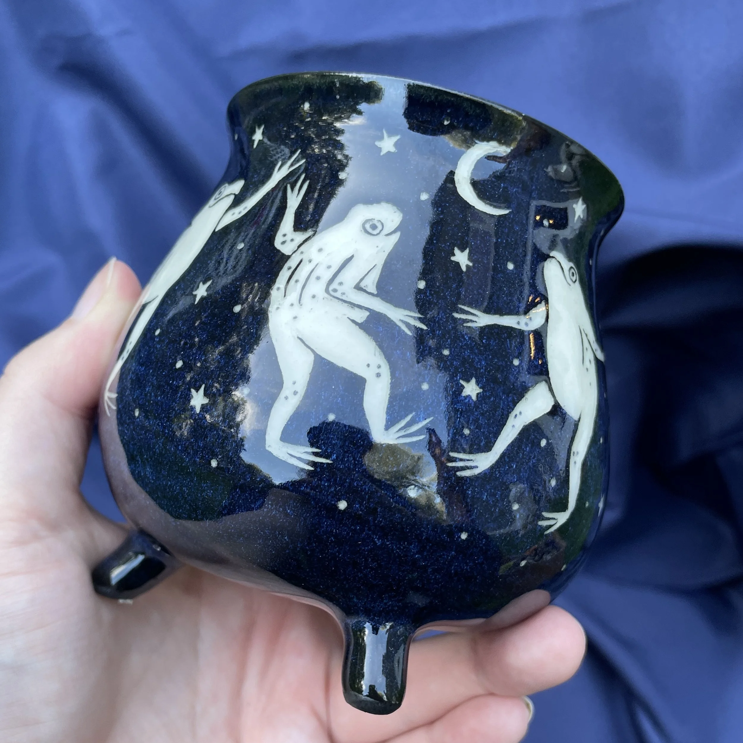 cauldron mug dancing frogs a 3.jpg