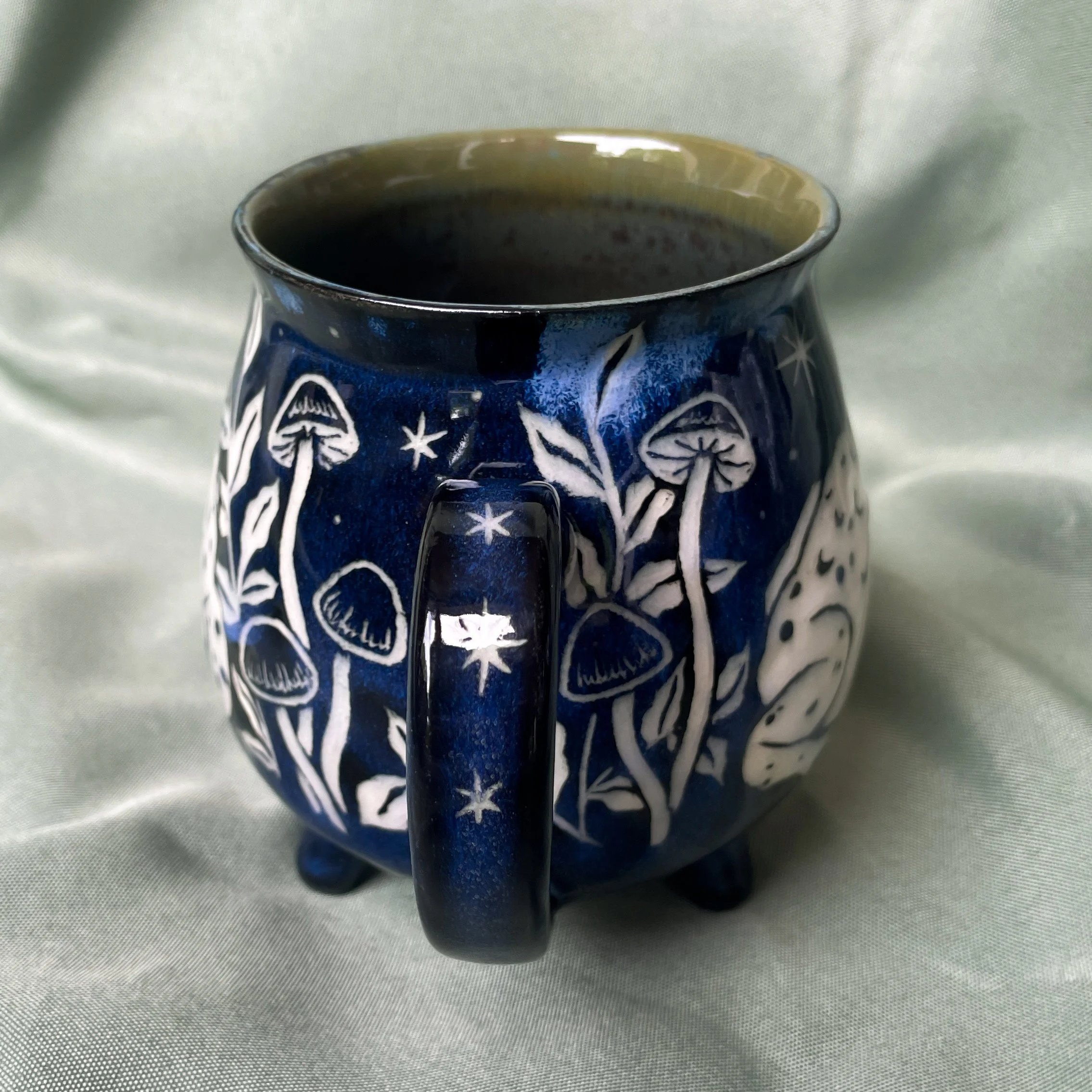 cauldron mug toads sideview 4.JPEG