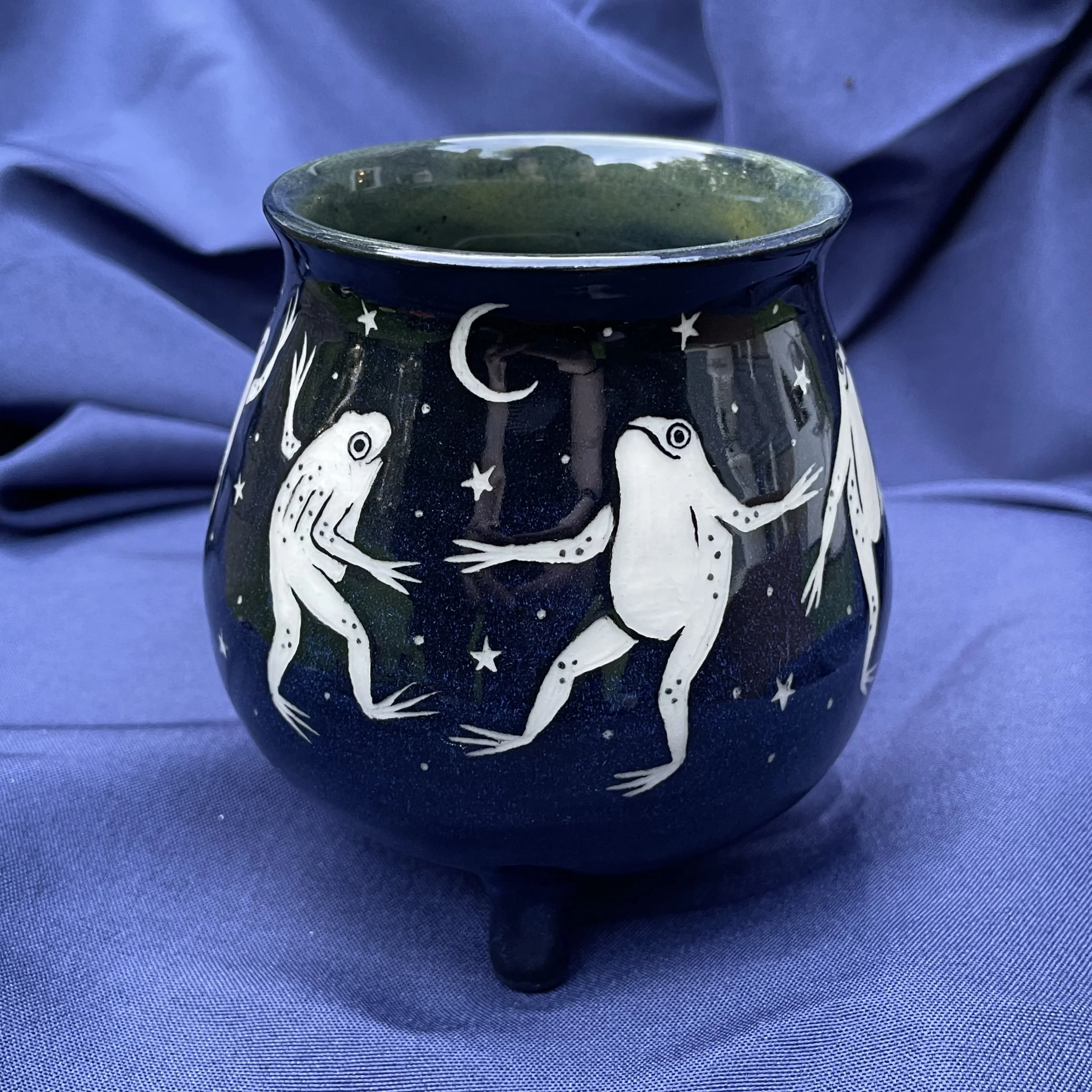 cauldron mug dancing frogs c 6.jpg