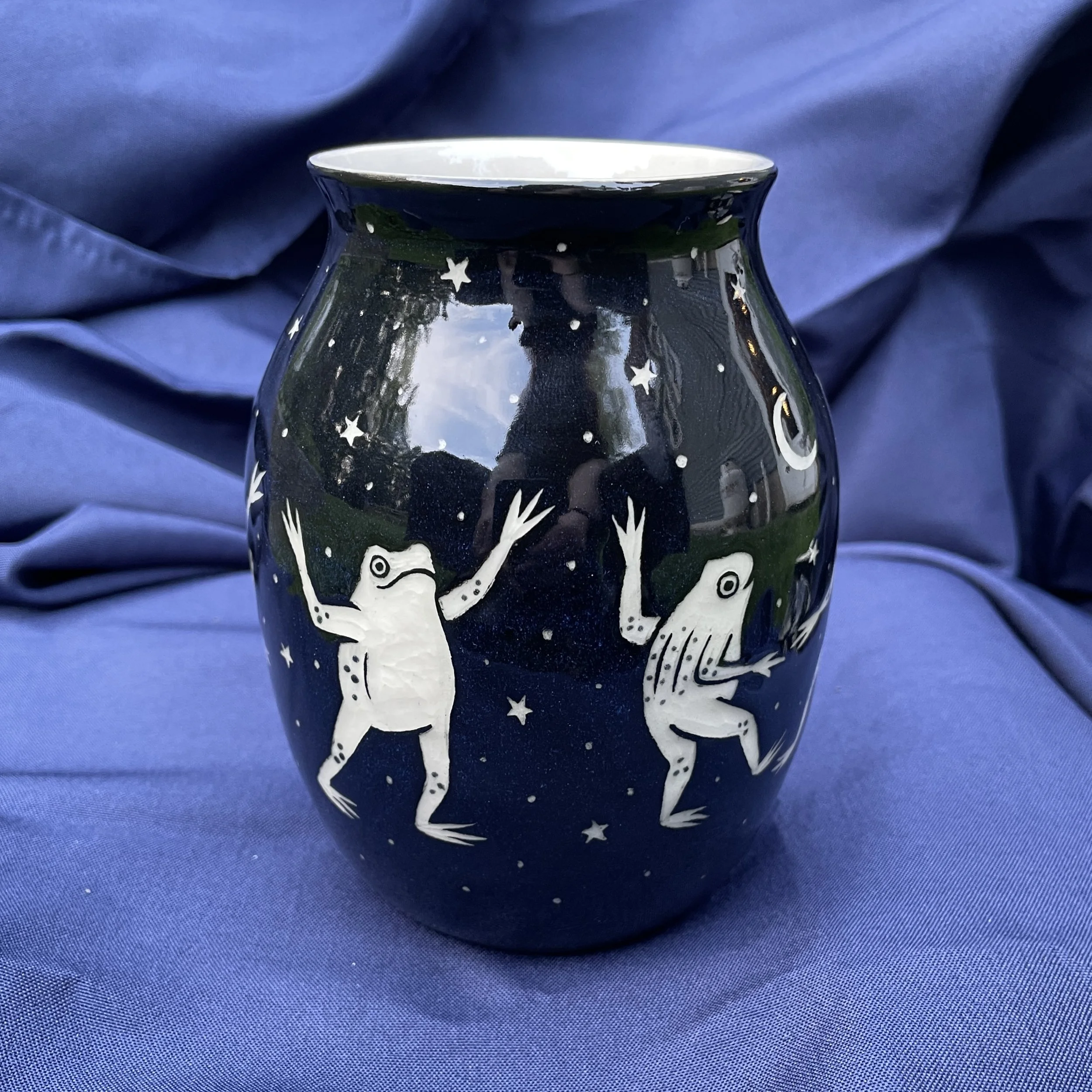 vase dancing frogs 12.jpg