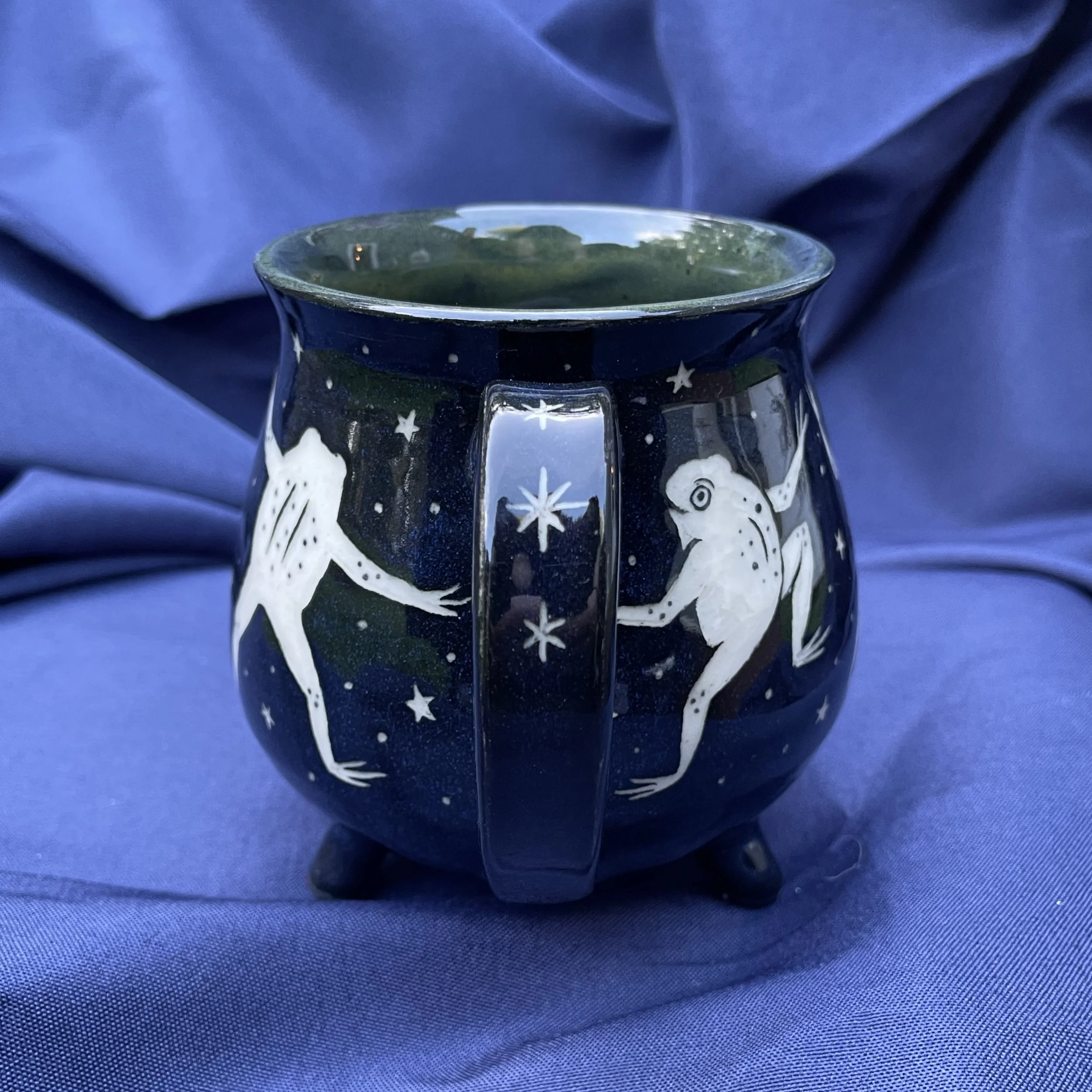 cauldron mug dancing frogs a 7.jpg