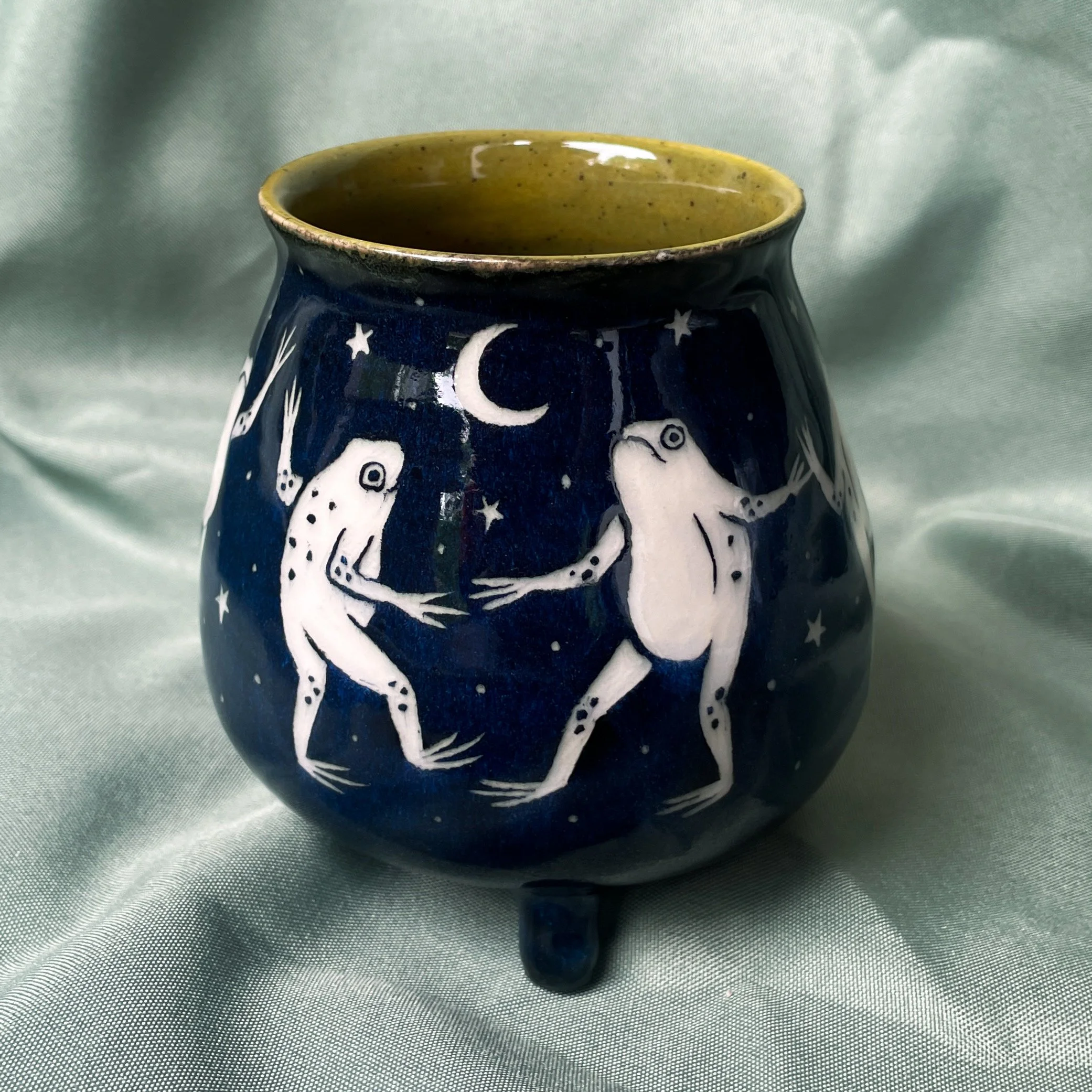 dancing frog cauldron mug c sideview 3.JPEG