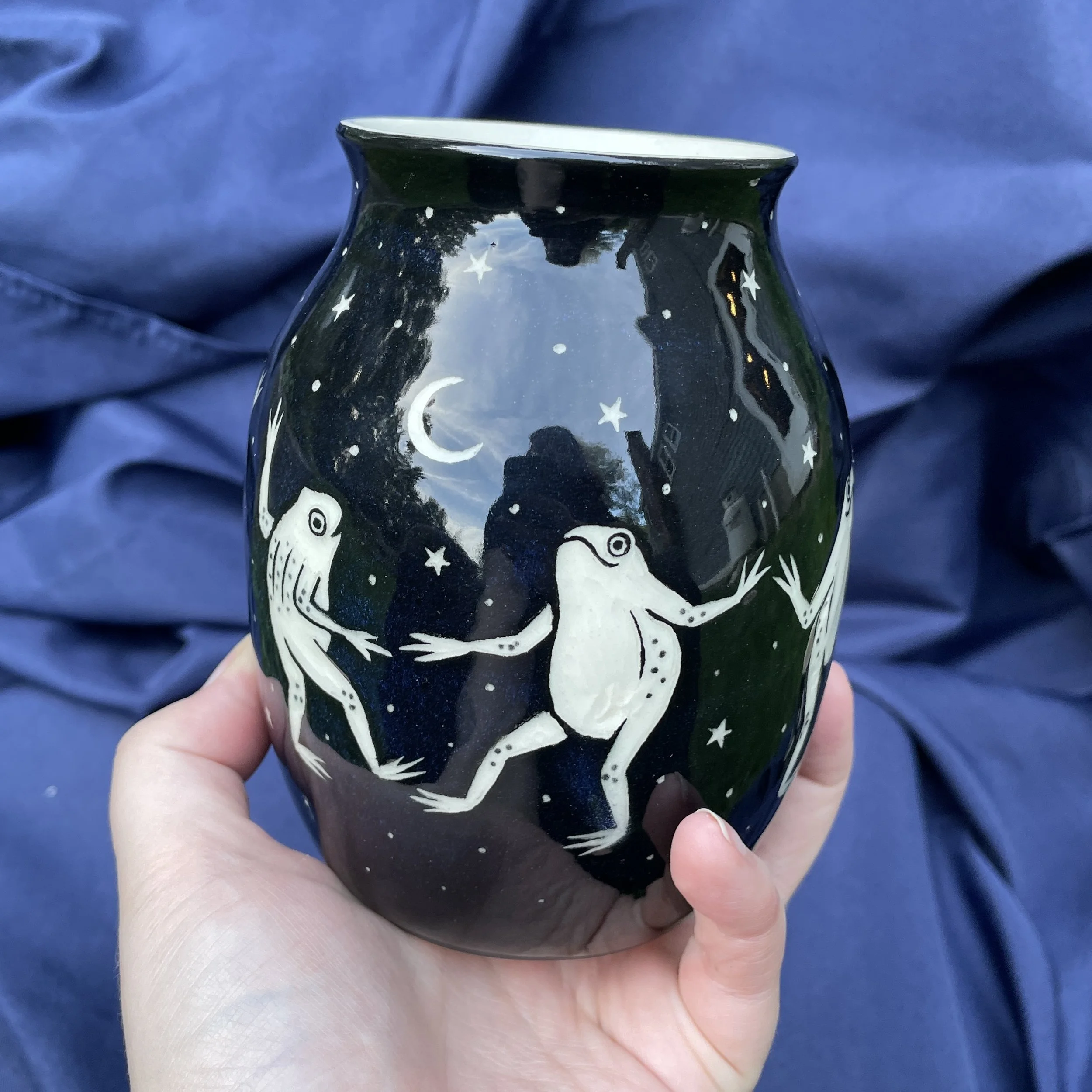 vase dancing frogs 4.jpg