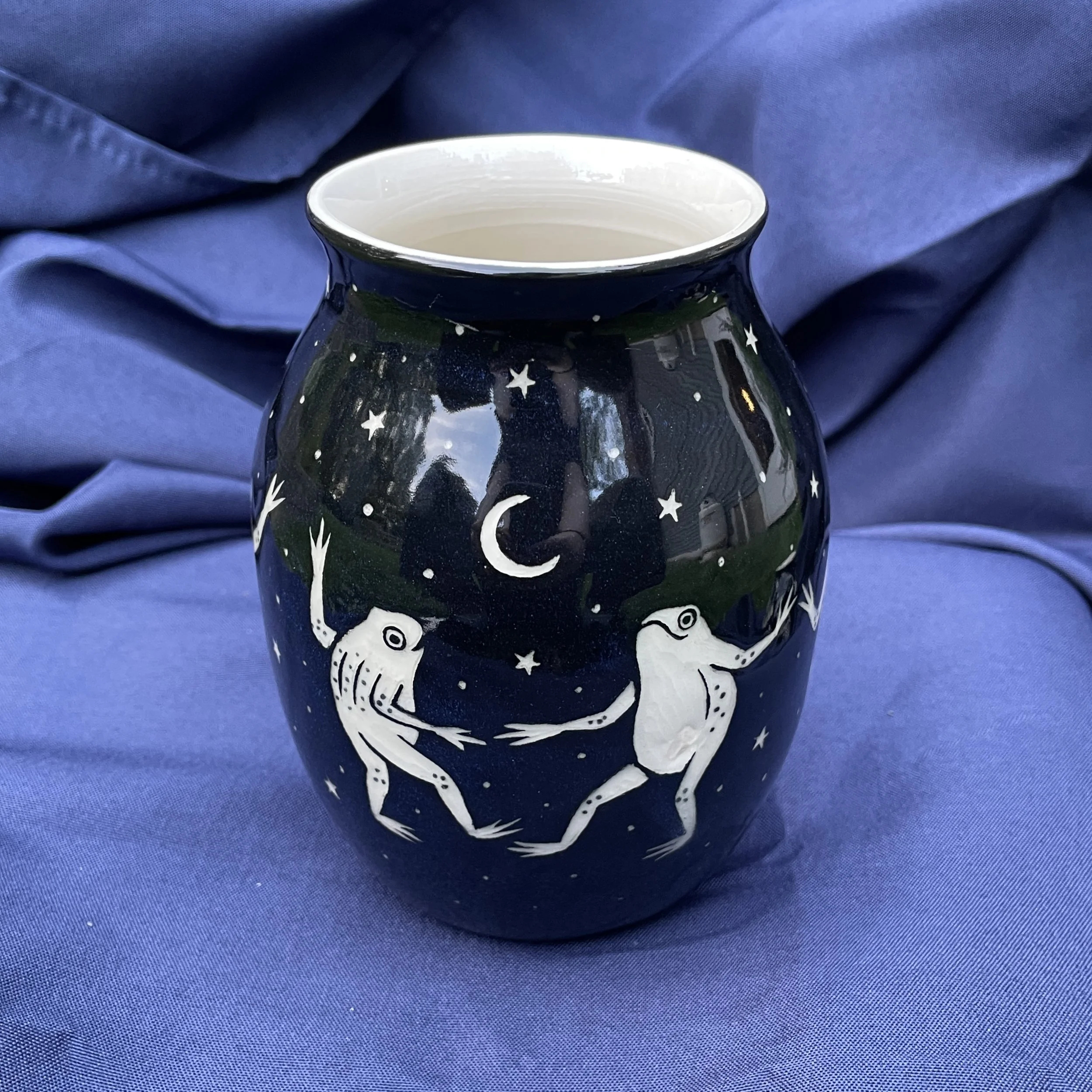 vase dancing frogs 7.jpg
