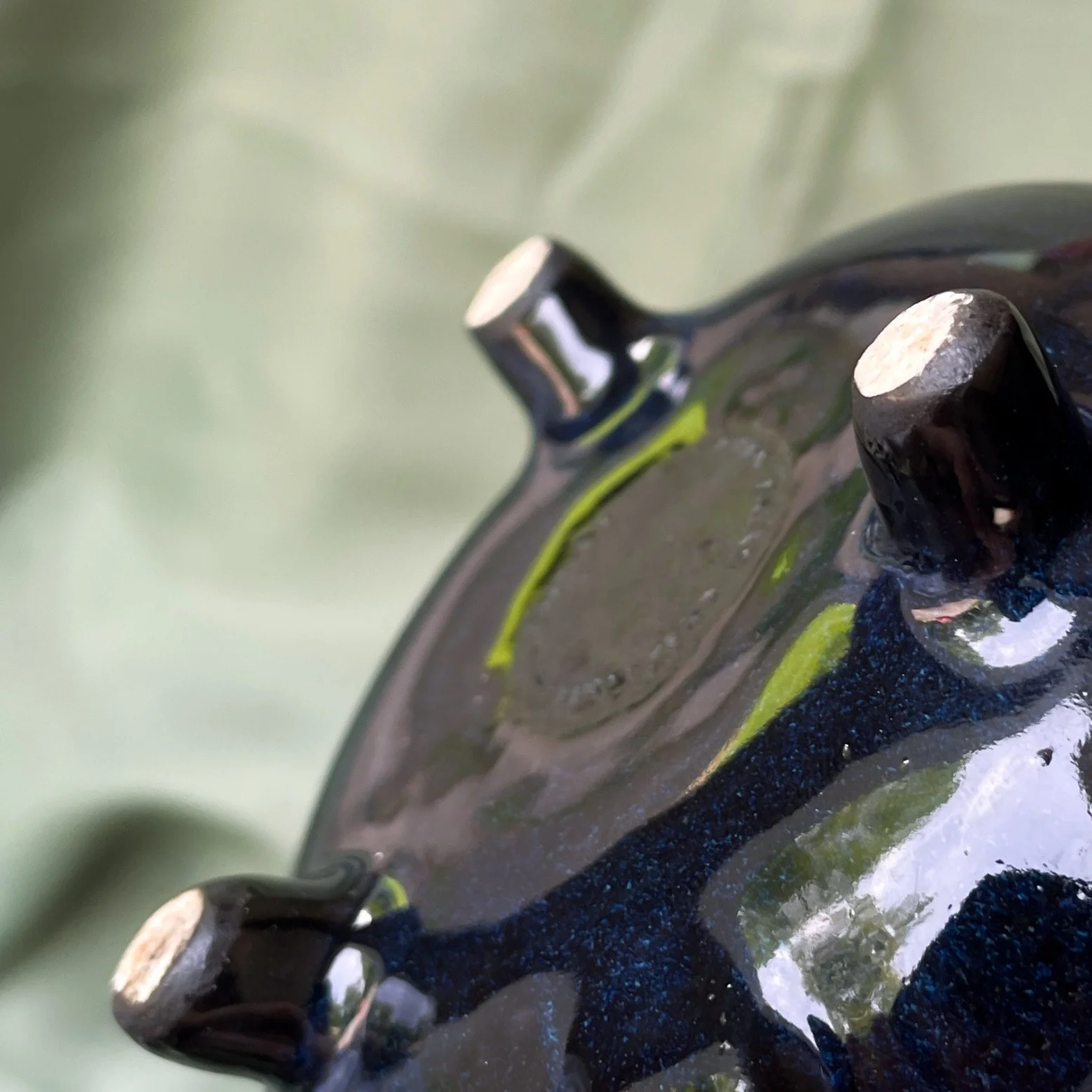 dancing frog cauldorn mug d bottom feet.JPEG