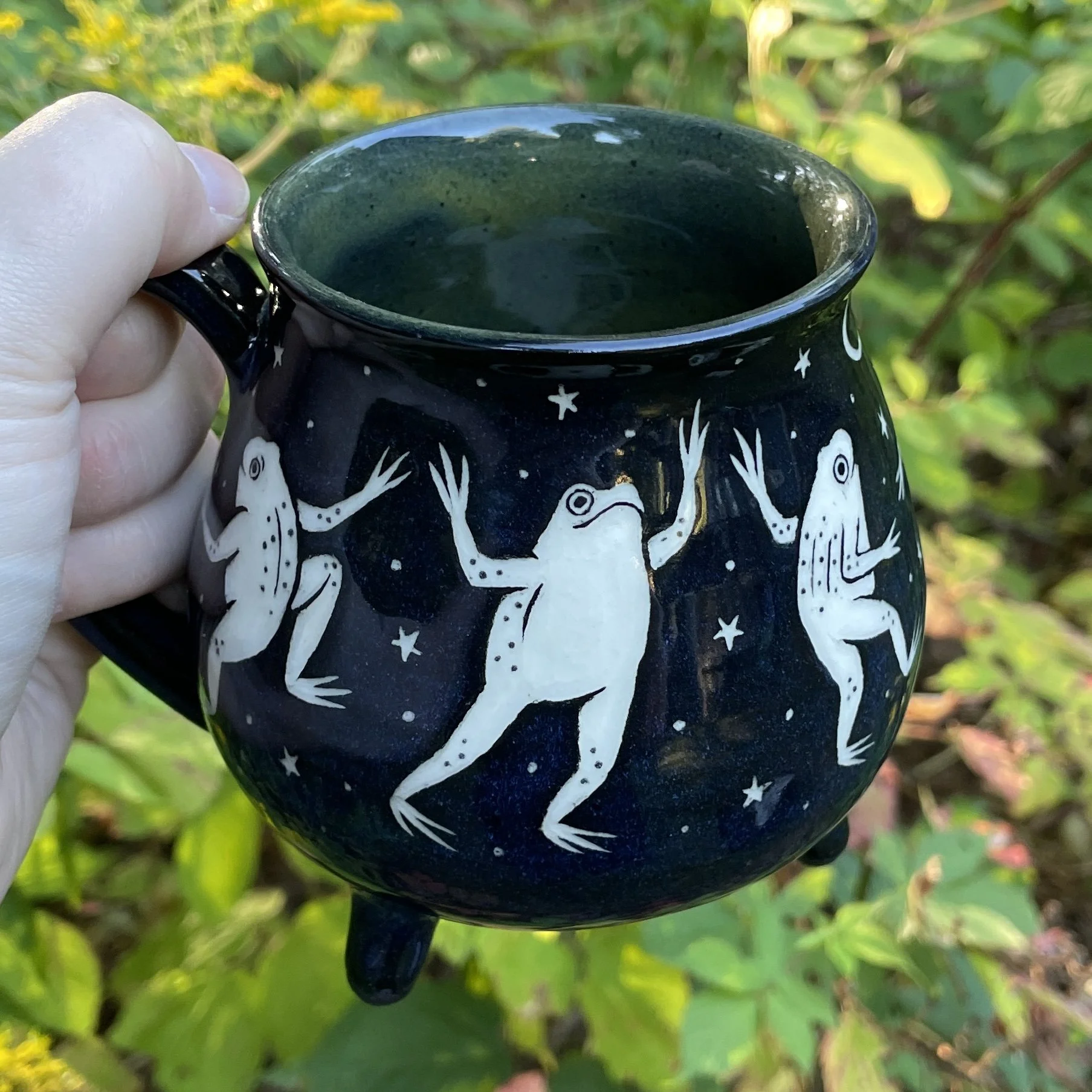 cauldron mug dancing frogs c 9.jpg